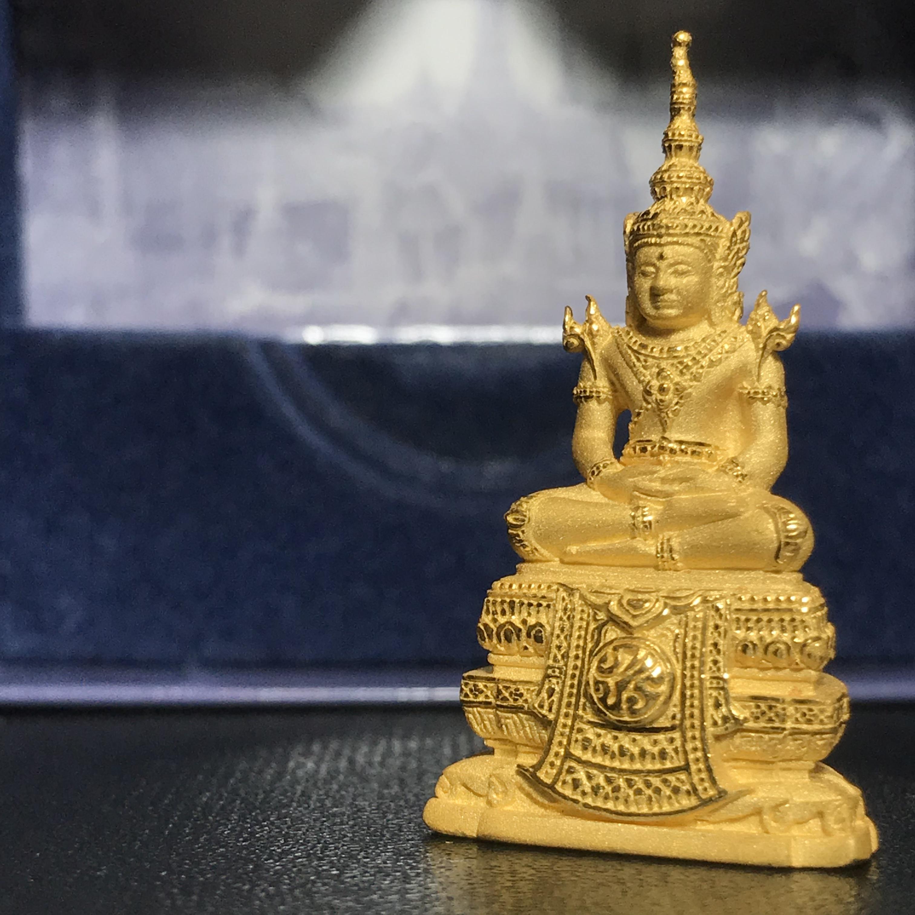 พระแก้วมรกต ภปร. ปี2547 จัดสร้างโดย รพ.ภูมิพลฯ เนื้อทองคำลอยองค์ หน้าตัก 1/2 นิ้ว(1ใน1000องค์)