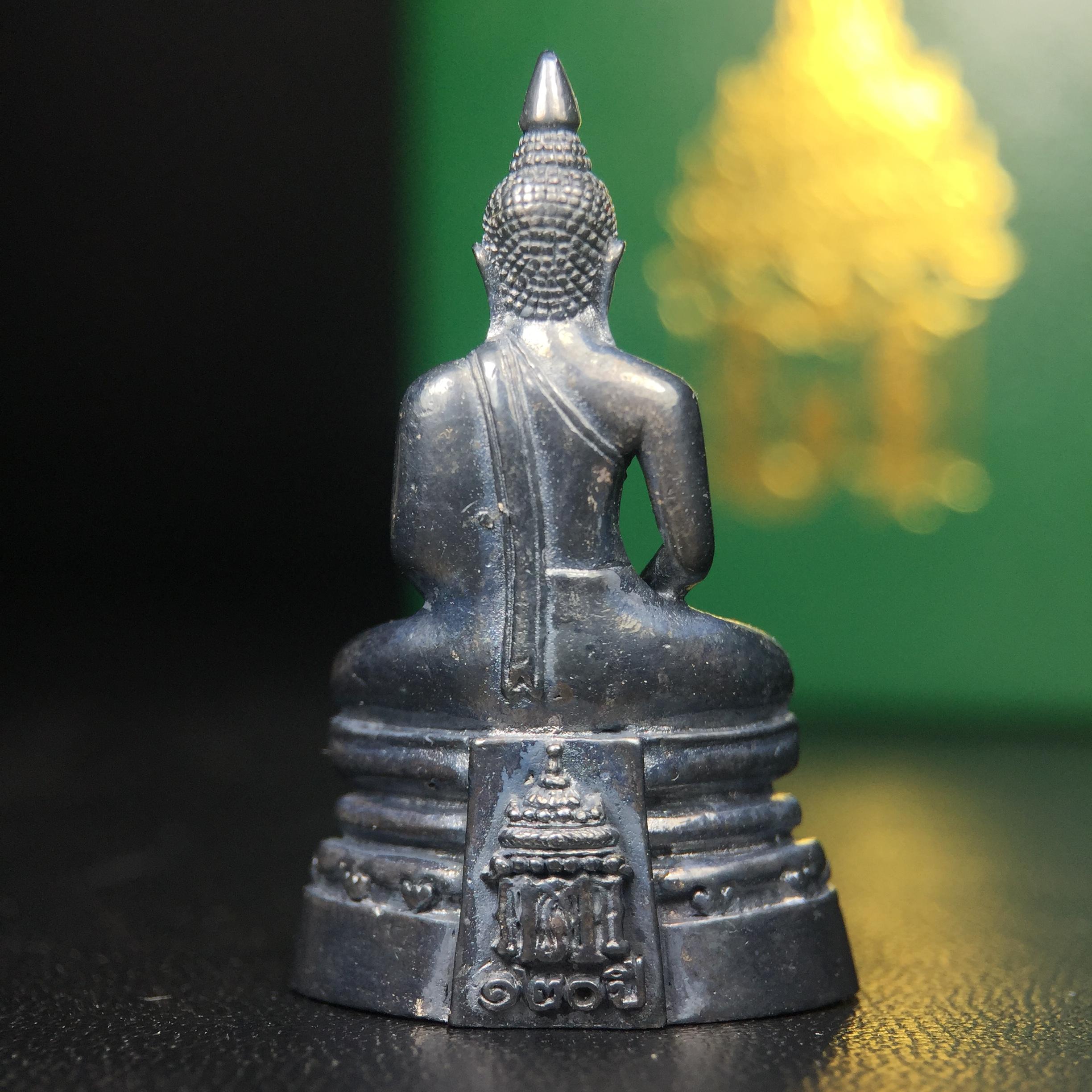 พระพุทธโสธร รุ่น กศก. 120 ปี เนื่องในโอกาสครบ 120 ปี กรมศุลกากร กระทรวงการคลัง จัดสร้าง ปี 2537 เนื้อเงินบริสุทธิ์ 99.9% ผิวขัดเงาลงดำ(งานบริษัท แพรนด้า จิวเวลรี่)สวยงดงาม ทรงคุณค่า