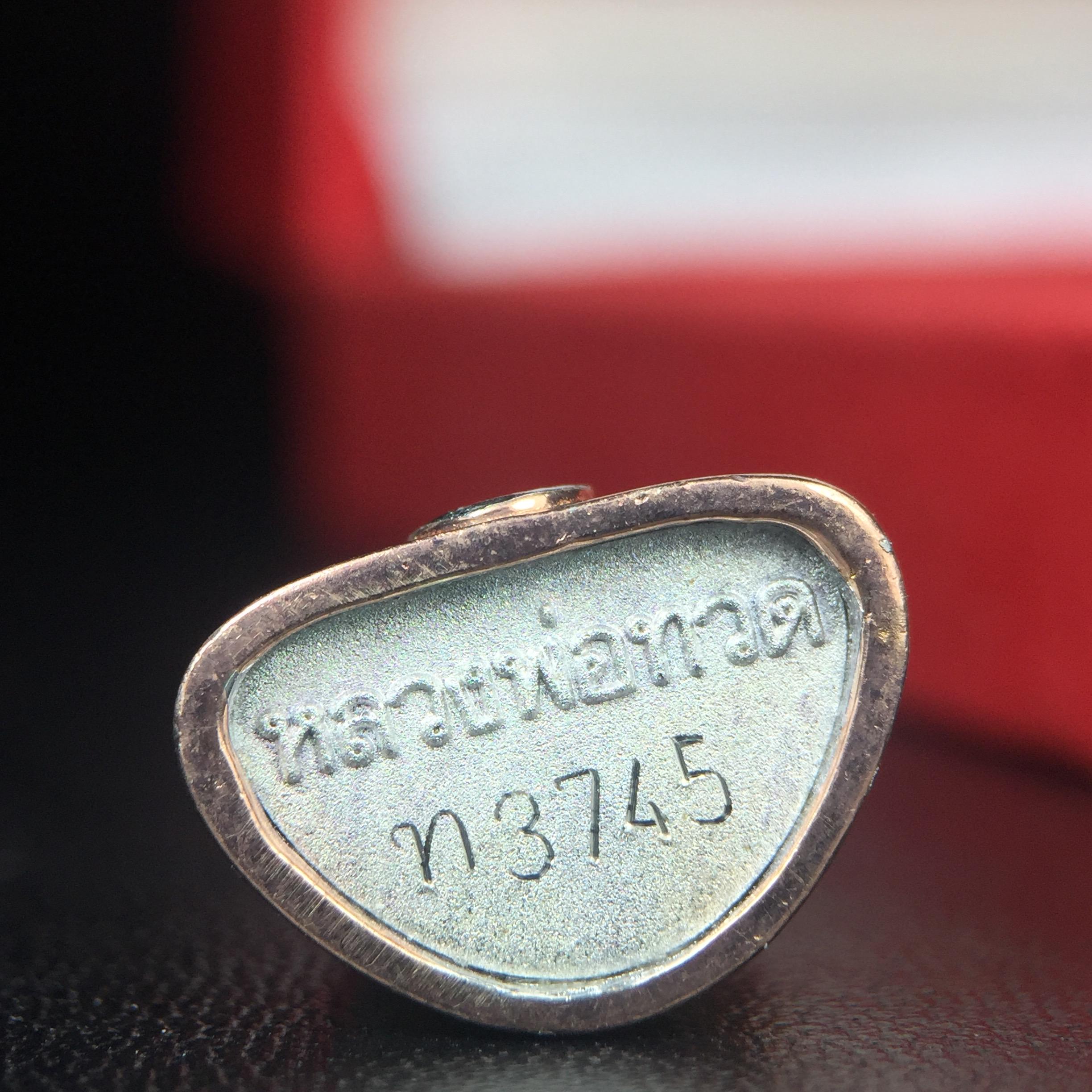 สมเด็จหลวงปู่ทวด วัดช้างให้ รุ่น เฉลิมพระเกียรติ ตราสัญลักษณ์ มวก. พิมพ์ลอยองค์เนื้อเงิน-สามกษัตริย์ ปี 2544 พิธีพุทธาภิเษกใหญ่ ณ อุโบสถวัดช้างให้และอุโบสถวัดพระศรีรัตนศาสดาราม ( วัดพระแก้ว )โดยนิมนต์เกจิชื่อดังสายใต้ทั้งหมดจำนวน 108 รูป