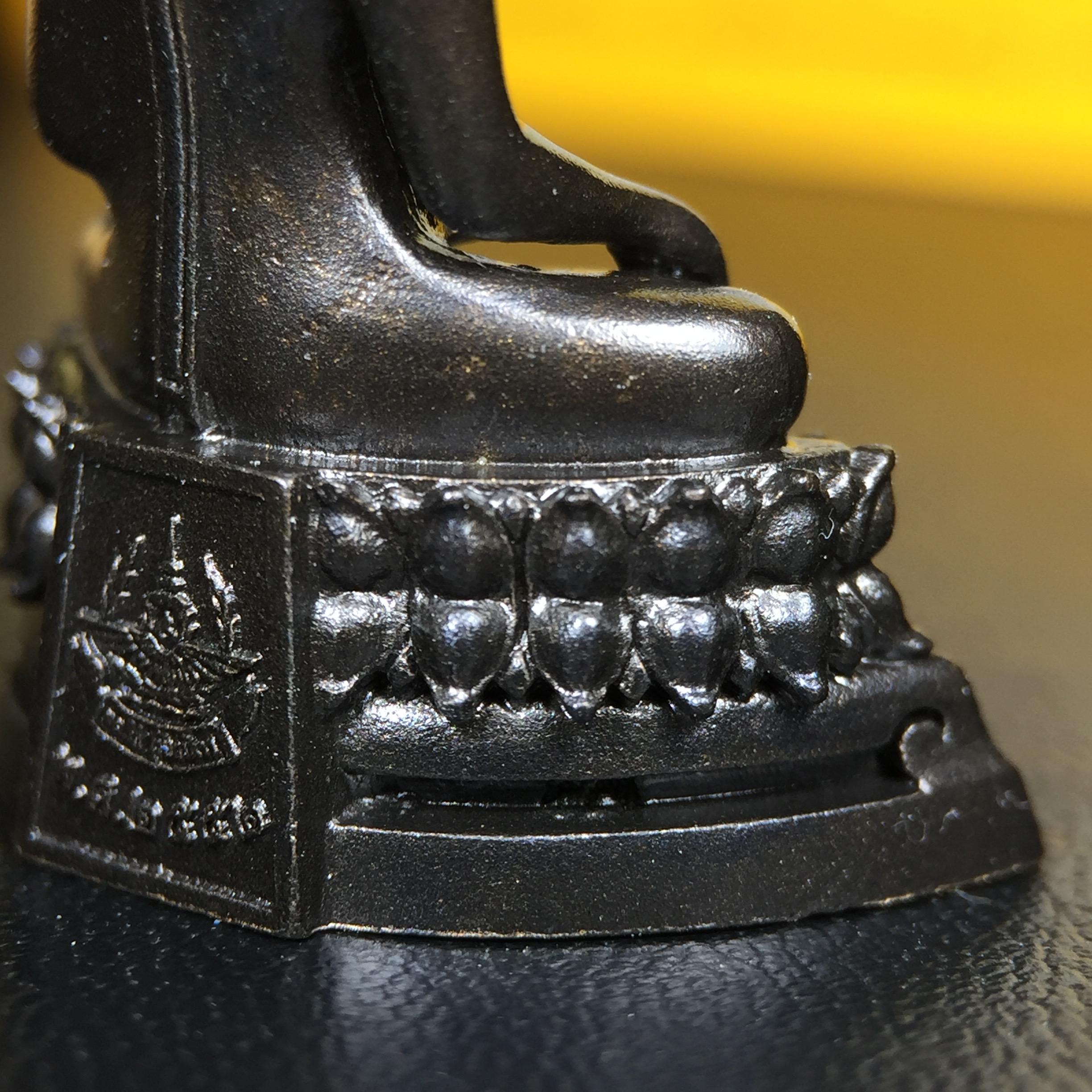 พระพุทธรูปคุ้มเกล้าฯ ภปร.(ใต้ร่มพระบารมี คุ้มเกล้า) 60ปี โรงพยาบาลภูมิพลฯ พ.ศ.2552 เนื้อนวโลหะ รมดำ(พิมพ์ใหญ่ขนาด 35.5*24 มม.)สภาพสวยเดิมพร้อมกล่องบรรจุเดิม ตอกโค๊ดหมายเลขกำกับ