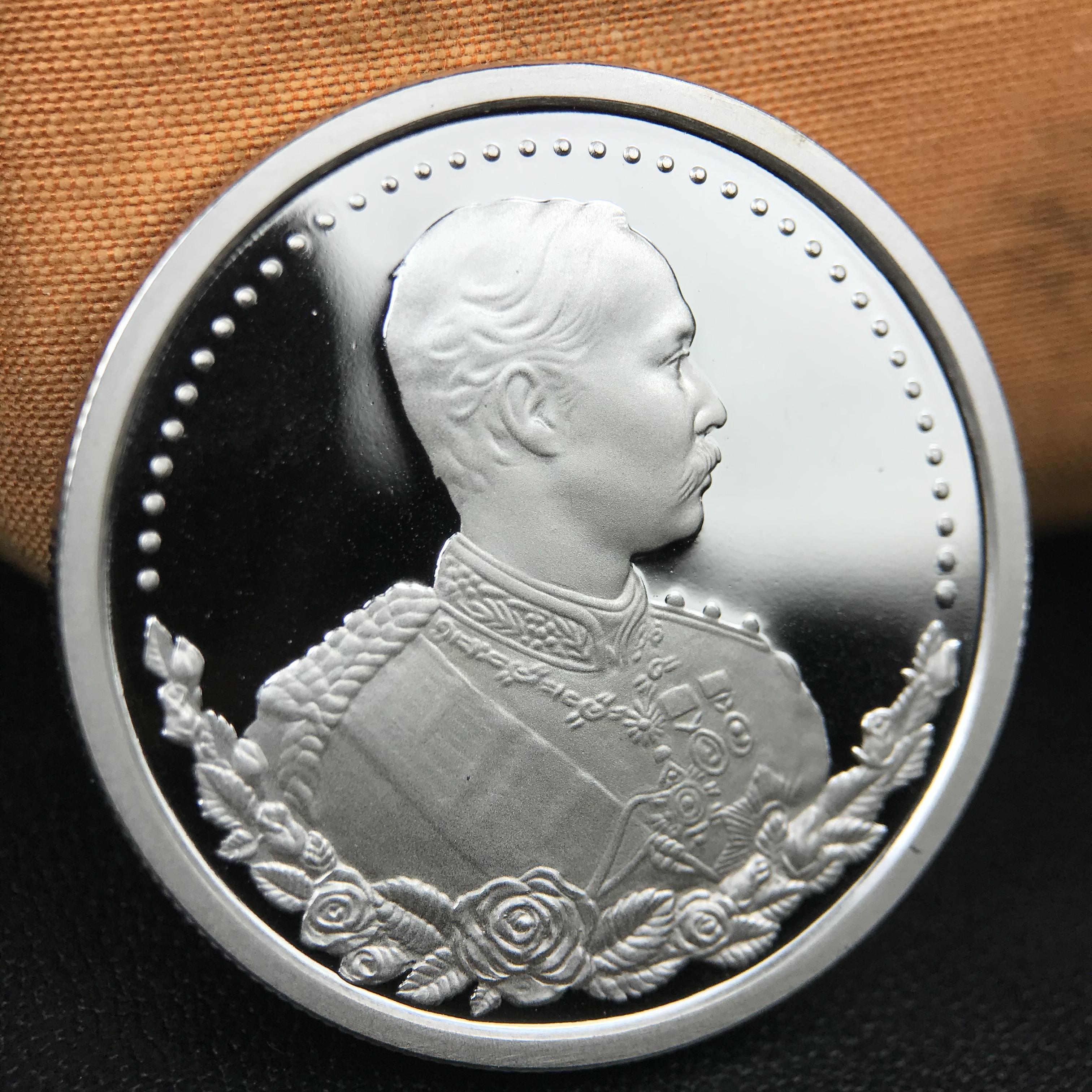 เหรียญรัชกาลที่ 5 หลัง 12 นักษัตริย์ รุ่นมหาลาภ ปี 2539 เนื้อเงินขัดเงา บล็อกนอก(เพิร์ธ)ออสเตรเรีย ขนาด 3.2 ซ.ม. กล่องบรรจุเดิมครบสมบูรณ์สวยงาม พิธีพุทธาภิเษก ณ.พระอุโบสถ วัดพระแก้ว สมเด็จพระญาณสังวร สมเด็จพระสังฆราช เป็นประธานพิธี