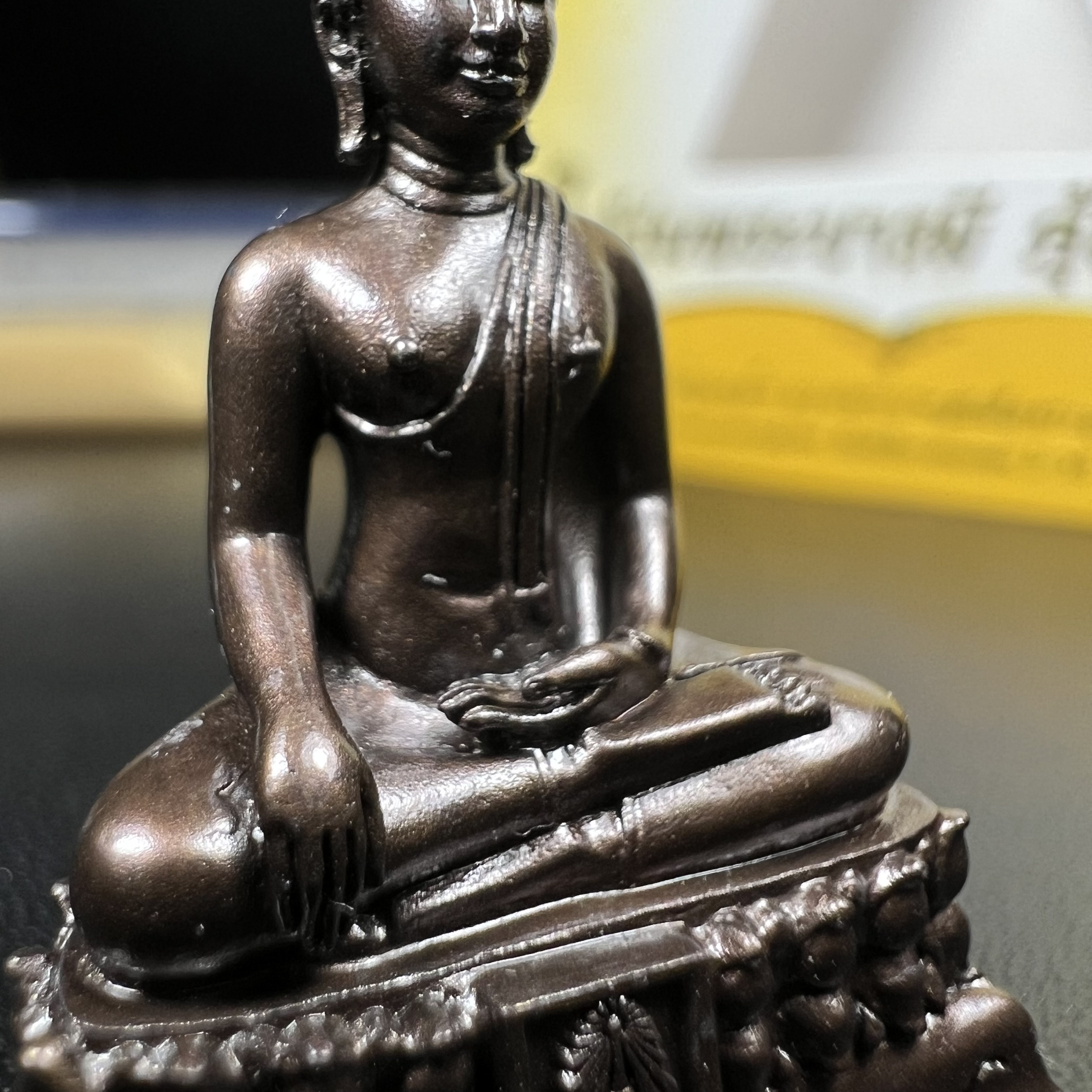 พระพุทธรูปคุ้มเกล้าฯ ภปร.(ใต้ร่มพระบารมี คุ้มเกล้า) 60ปี โรงพยาบาลภูมิพลฯ พ.ศ.2552 เนื้อนวโลหะ รมดำ(พิมพ์ใหญ่ขนาด 35.5*24 มม.)สภาพสวยเดิมพร้อมกล่องบรรจุเดิม ตอกโค๊ดหมายเลขกำกับ