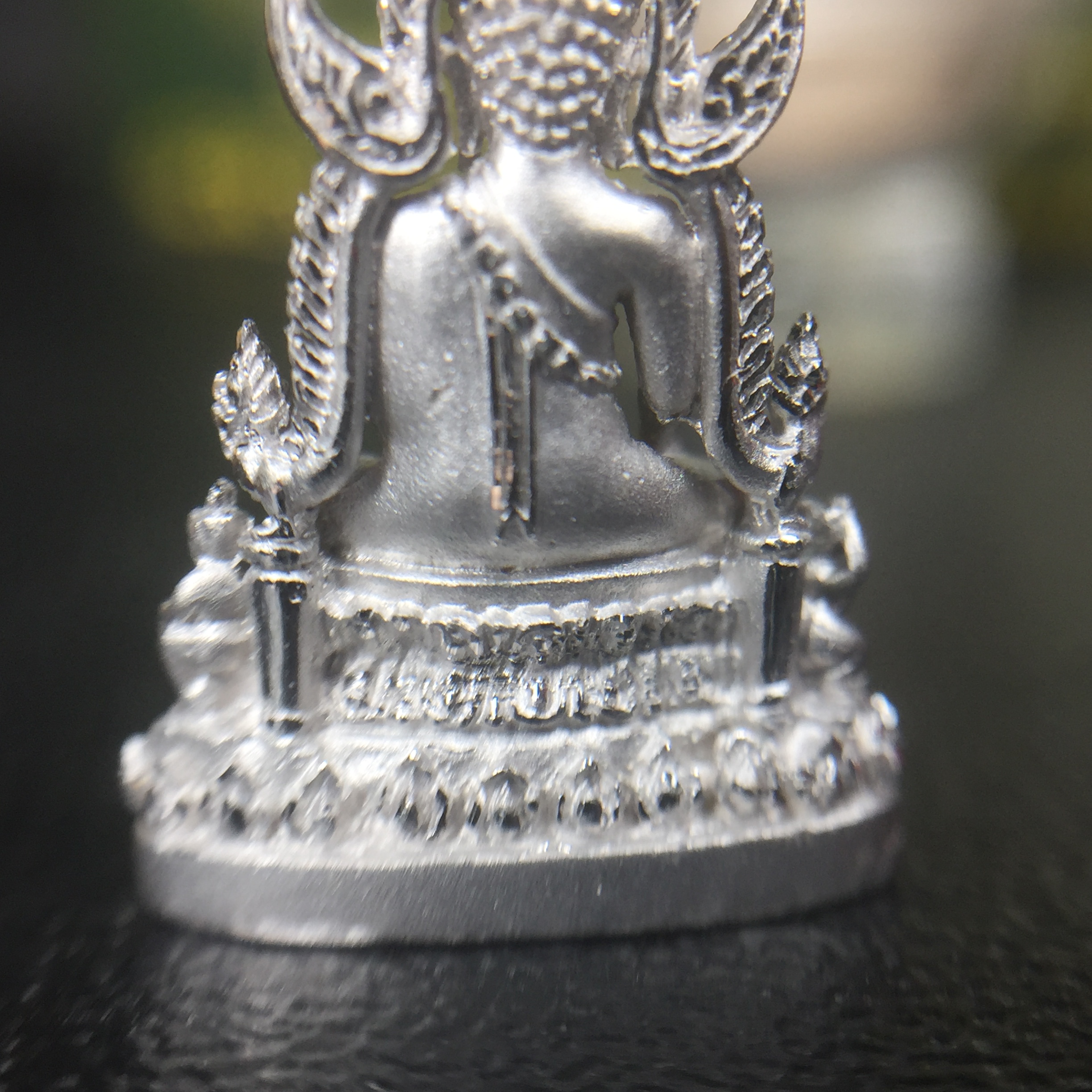 พระพุทธชินราช(จำลอง) ภปร. 84 พรรษา เนื้อเงินชุบทองคำขาว พิมพ์เล็กขนาดหน้าตัก 1/4 นิ้ว (สภาพสวยเดิม))(พระราชทานมวลสาร จิตรลดาและเส้นพระเจ้า(เส้นผม))