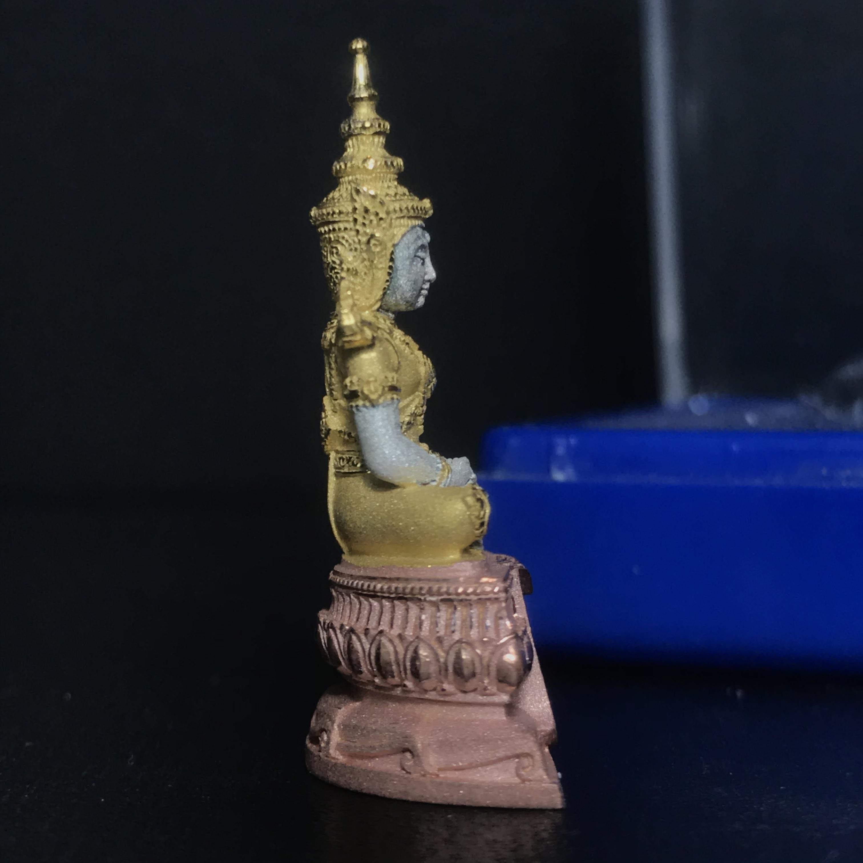 พระแก้วมรกต(จำลอง)ลอยองค์ ขนาดหน้าตัก 1/2 นิ้ว ทรงเครื่องฤดูร้อน เนื้อเงินสามกษัตริย์ ตราสัญลักษณ์ฉลองสิริราชสมบัติ ครบ 60 ปี พ.ศ.2549