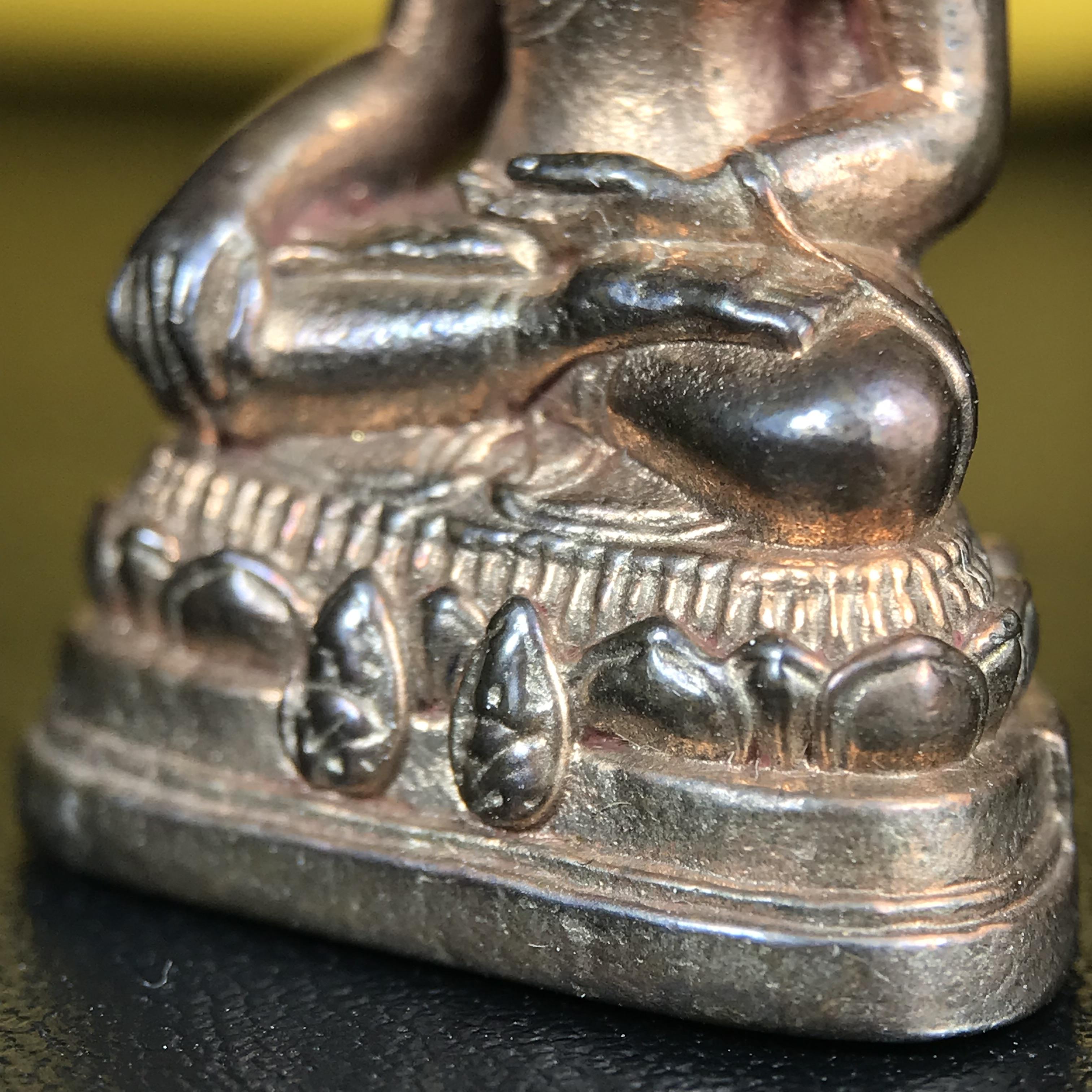 พระกริ่งพระพุทธนรสีห์ จปร.+ภปร. ครบรอบ 100 ปี ธนาคารไทยพาณิชย์ ปี 2550 พระกริ่งเนื้อนวโลหะพิเศษ(หล่อในพิธีเททอง)(หายาก)(พุทธศิลป์งดงาม)ด้านหน้าฐานประดับด้วยตราสัญลักษณ์ "จปร" และ "ภปร" (องค์เทหล่อในพิธีสร้างน้อย หายากมาก)1 ใน 1000 องค์