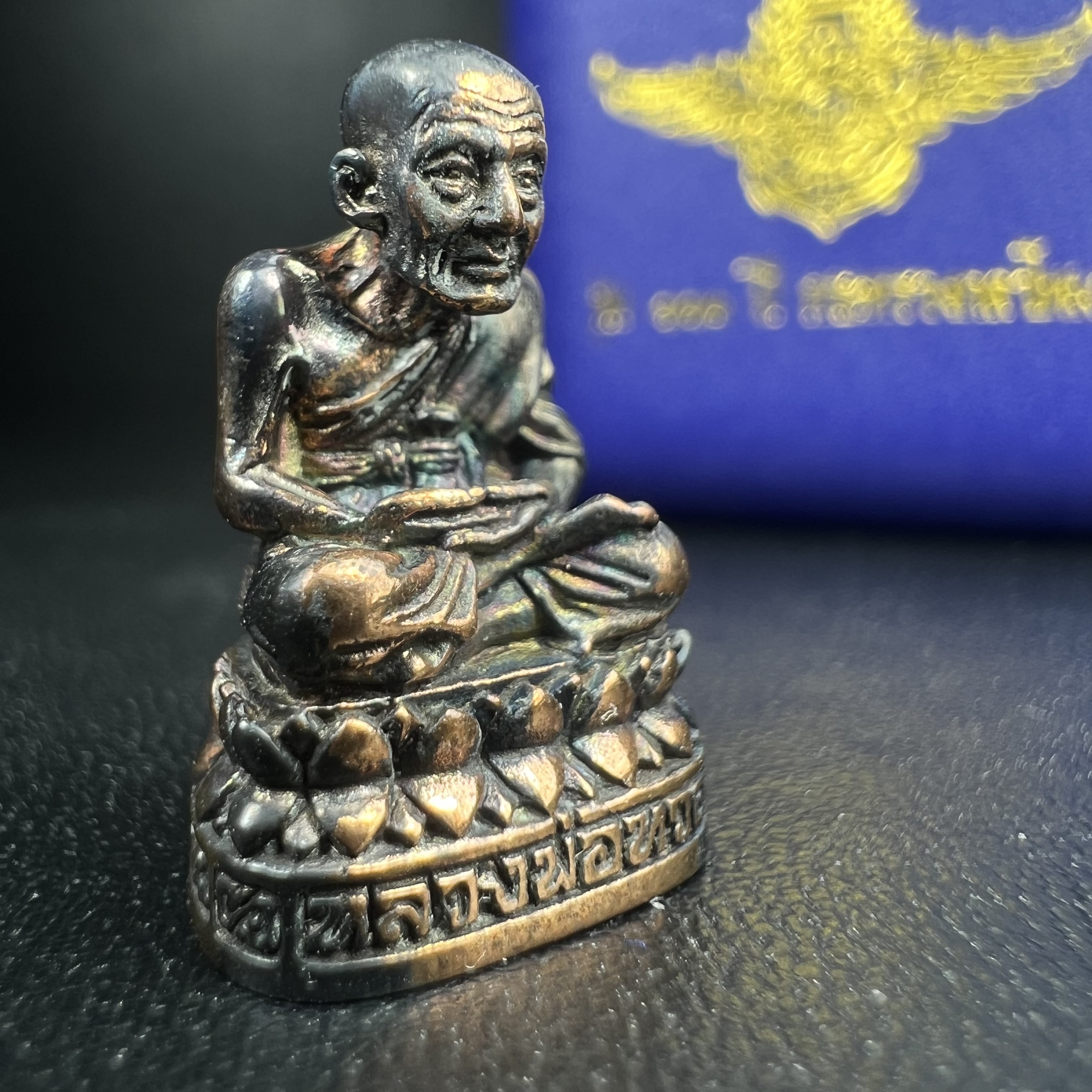 รูปเหมือนหล่อลอยองค์หลวงปู่ทวด รุ่น 111ปี กระทรวงกลาโหม เนื้อนวโลหะรมดำ-ปัดเงา ปี2540 พิธีใหญ่ เข้มขลัง นิยม พร้อมกล่องบรรจุเดิม(คัดสภาพสวยผิวเทพๆผิวรุ้งๆ)ทั้งพิธีทั้งพุทธศิลป์ทรงคุณค่าอีกหนึ่งรุ่นยอดนิยม