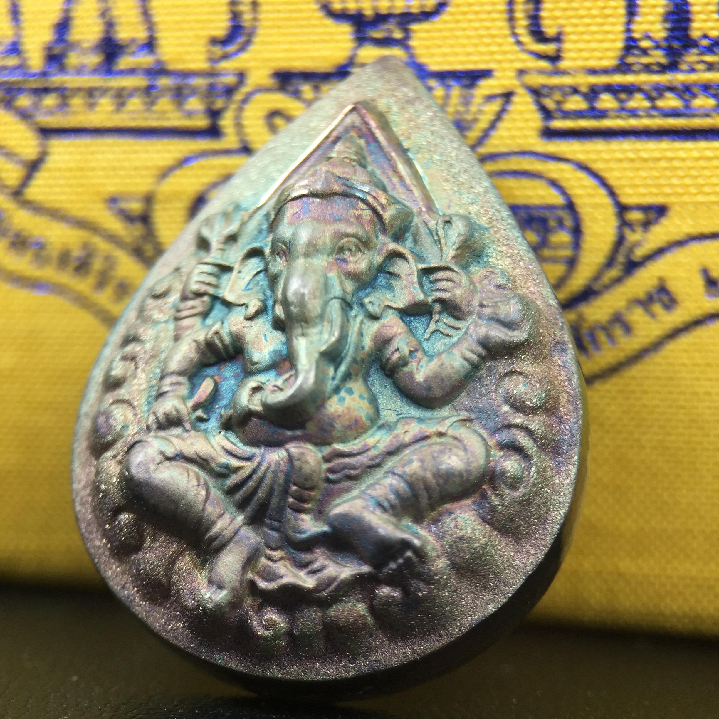 เหรียญพระพิฆเนศวร ญสส. ชุดกาญจนาภิเษกครองราชย์ 50 ปี พุทธศักราช 2538 พิมพ์ใหญ่(2.9 ซม.) เนื้อเงินผิวเดิมกลับดำขึ้นสีรุ้งเข้มขลังงดงามธรรมชาติสร้างสรรค์ สภาพสวยเดิมพร้อมกล่องบรรจุเดิม ตอกโค๊ดหมายเลขกำกับ(1ใน 5539องค์)