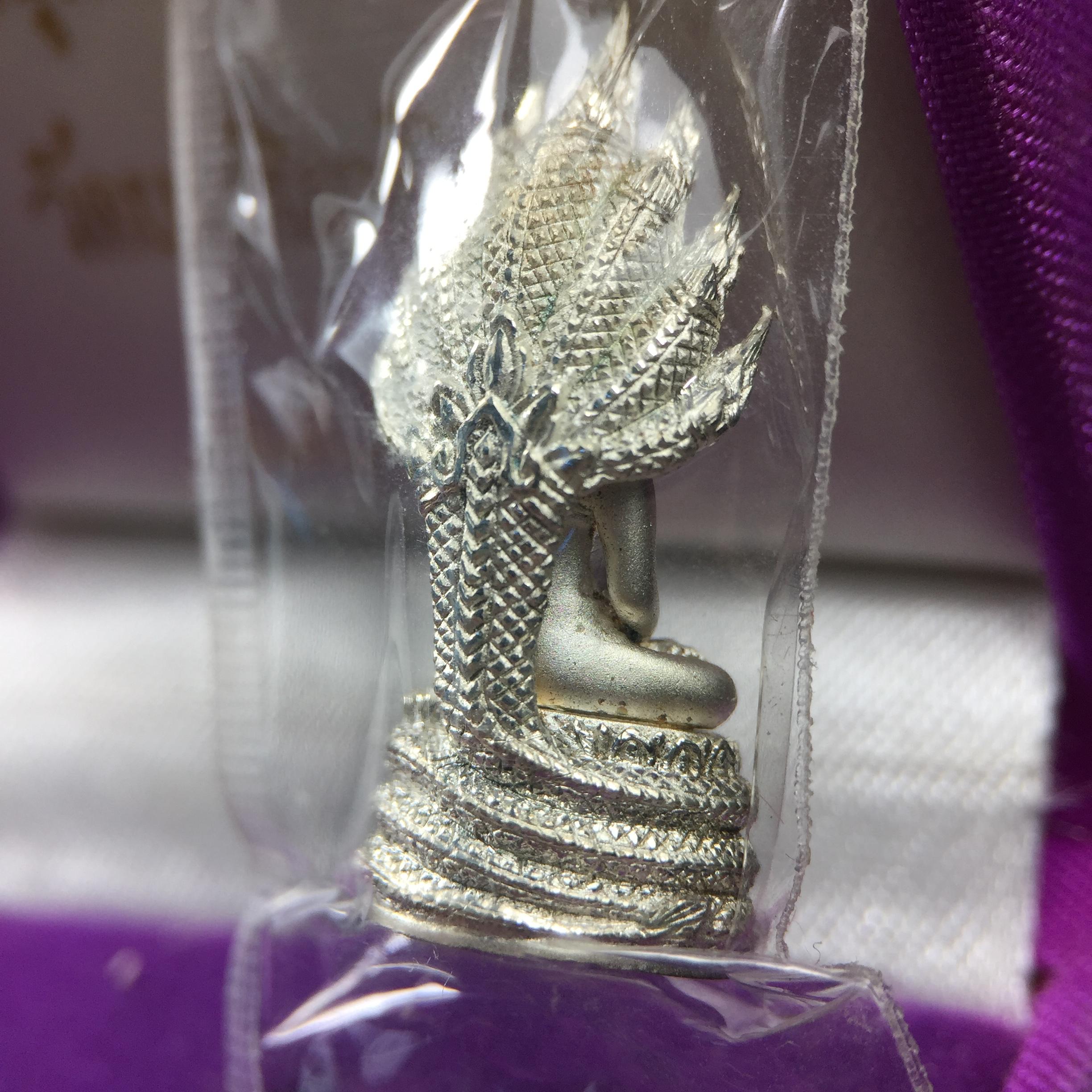 พระนาคปรก สธ. รุ่นสร้างพระอุโบสถเฉลิมพระเกียรติ 4 รอบ 84 พรรษา สมเด็จพระเทพรัตนราชสุดาฯ วัดบวรนิเวศวิหาร ปี 2543 พิมพ์เล็ก เนื้อเงินบริสุทธิ์ แบบพ่นทรายขัดเงาบางส่วน(สภาพ สวย ซีนซองกล่องบรรจุเดิมครบ)พิธีใหญ่ พุทธศิลป์งดงาม หายาก (1 ใน 2999 องค์)