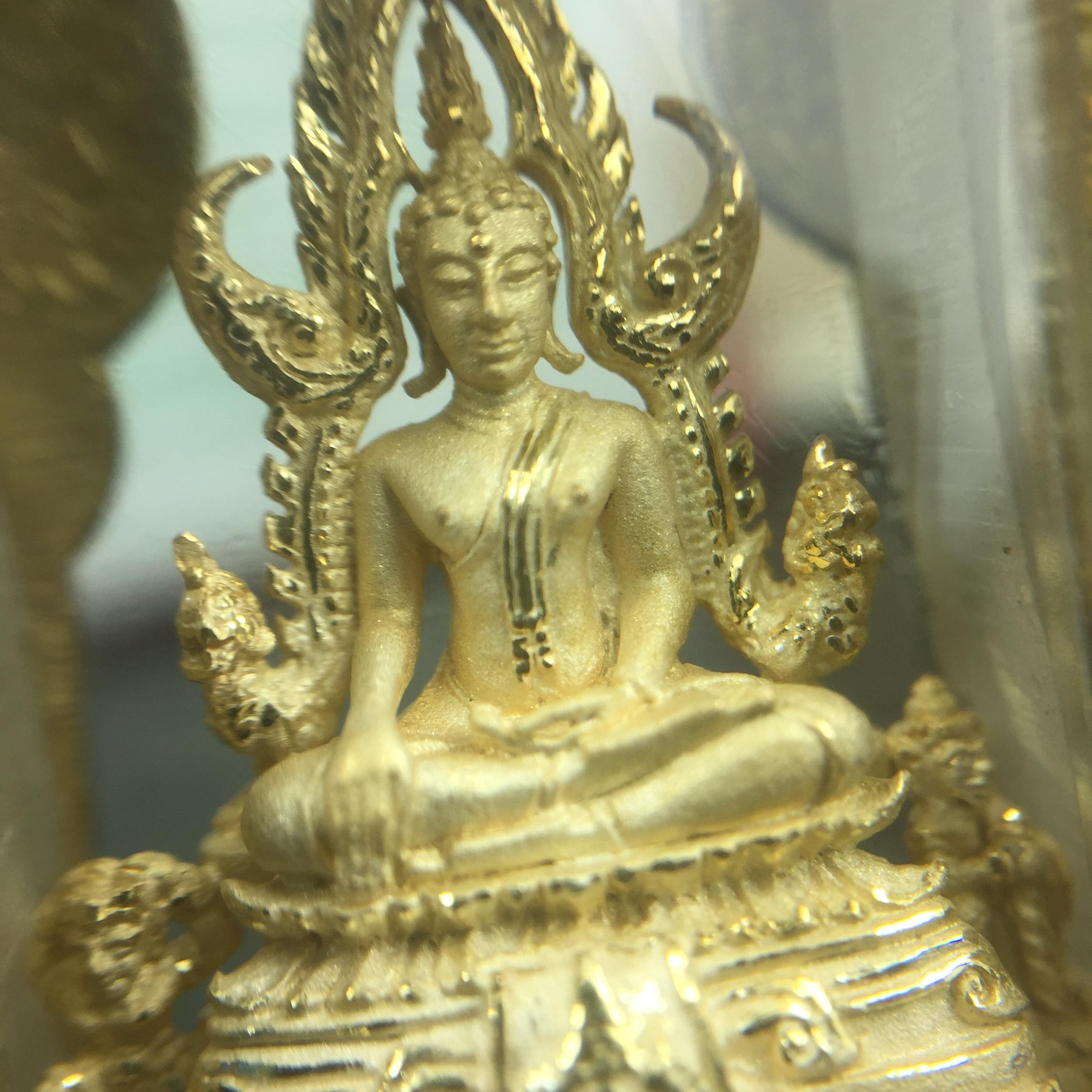 พระพุทธชินราช ภปร. ในวโรกาสเฉลิมพระชนมายุ6รอบ 5ธันวาคม2542 มูลนิธิพิทักษ์ดวงตาประชาชน จัดสร้าง พิมพ์กลาง ขนาดสูง 2.4 ซม. องค์พระเนื้อเงินแบบชุบทองประกายเพชร 3 ไมครอนพร้อมกรอบตลับเงินชุบทองคำบริสุทธิ์ 3 ไมครอน ประดับเพชร CZเกรดนอกพร้อมกล่องบรรจุเดิม(หายาก)