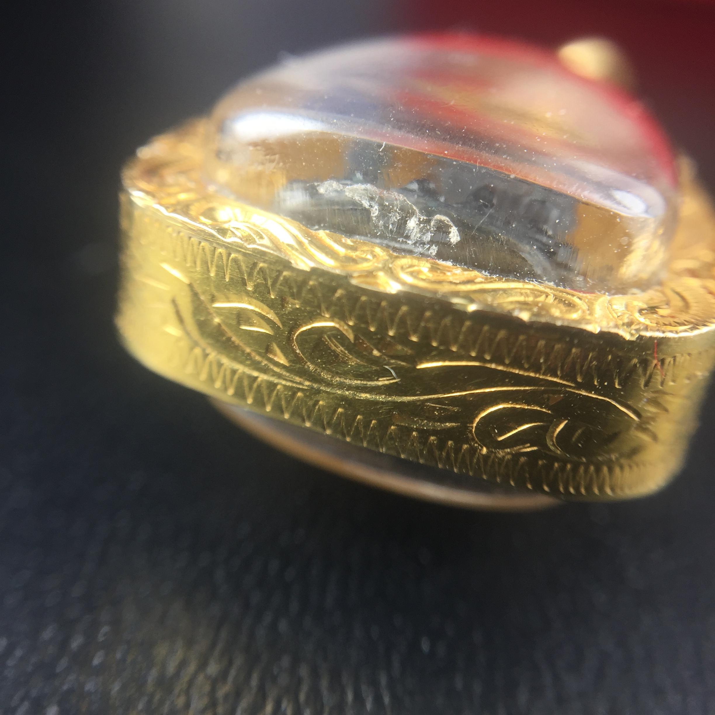 พระกริ่ง-พระชัยวัฒน์ ปวเรศ ปี2530 วัดบวรนิเวศราชวรวิหาร(องค์พระชัยวัฒน์เลี่ยมกรอบทองคำแท้)(ในหลวง ร.9 เสด็จเททอง)(บรรจุเส้นเกศาในหลวงรัชกาลที่9)พร้อมสูจิบัตรเดิมตอนจัดสร้าง(สภาพสวยครบสมบูรณ์) (องค์หน้าใหญ่)(องค์ทองทบ)แบบพิมพ์นิยมหายาก