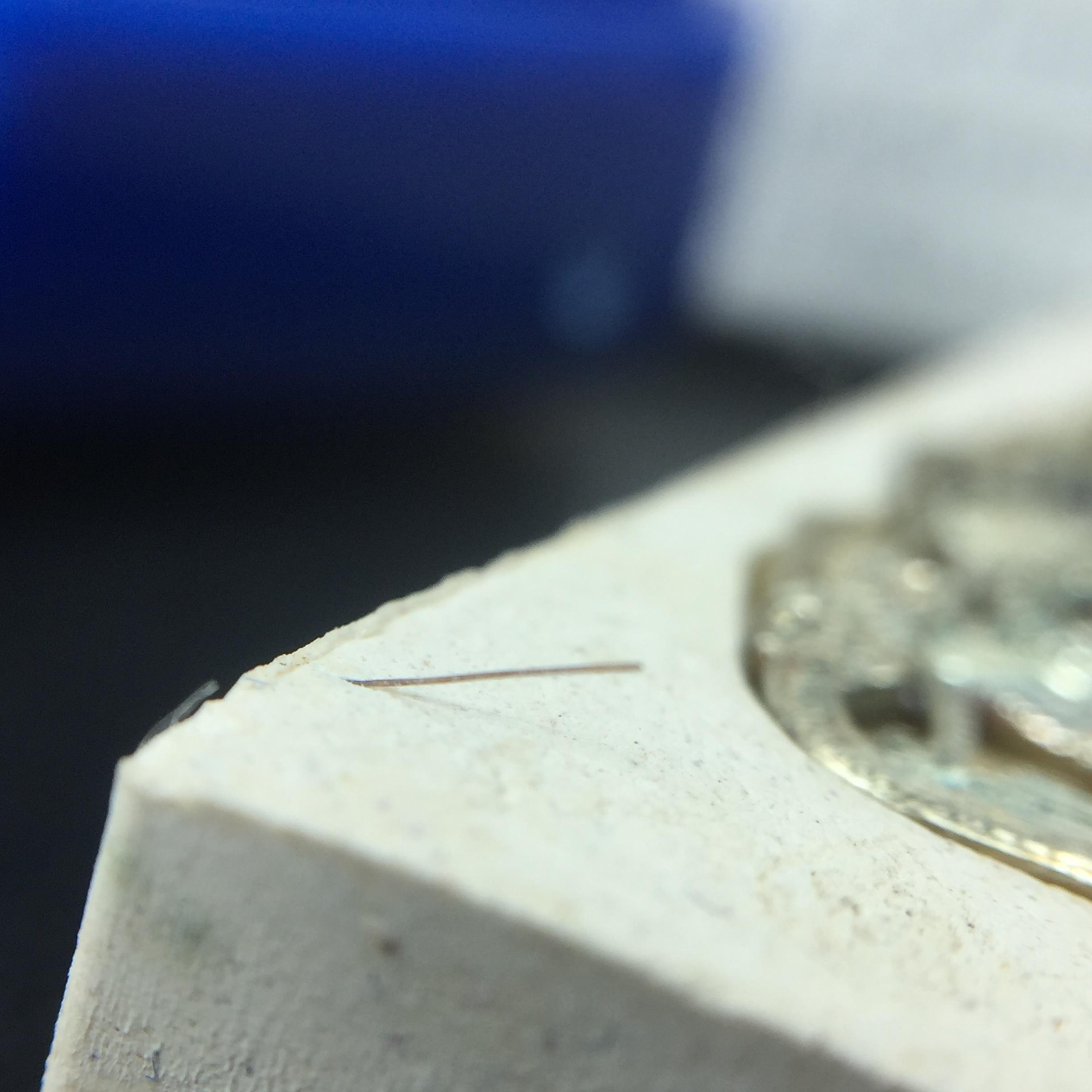 พระแก้วมรกต(จำลอง)ทรงเครื่องฤดูร้อน พระผงบูชา ด้านหน้าปิดทอง ด้านหลังตราฉลองสิริราชสมบัติครบ 60ปี เนื้อเงินขึ้นสีรุ้งธรรมชาติสร้างสรรค์งดงาม(รุ่นนี้ได้พระราชทานเส้นพระเจ้า(เส้นผม)รัชกาลที่9ในการจัดสร้าง)***องค์นี้พิเศษมองเห็นเส้นผมติดอยู่ด้านหลังชัดเจน***