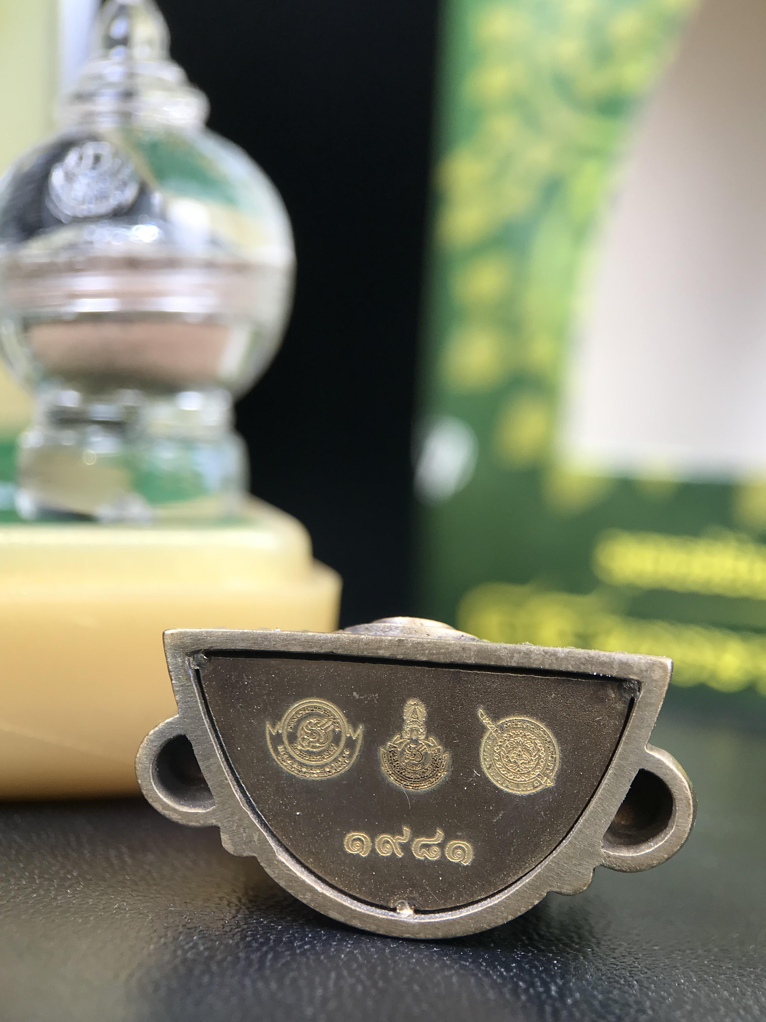 พระพุทธชินราช ภปร. 84 พรรษาในหลวงรัชกาลที่ 9 ปี 2554 พิมพ์กลางขนาดหน้าตัก 1/2 นิ้ว(สูง 3.8 ซม.) เนื้อบรอนซ์รมดำซาติน(สภาพผิวเดิมสวย) (พระราชทานมวลสาร จิตรลดาและเส้นพระเจ้า(เส้นผม)รัชกาลที่9)พุทธศิลป์ทรงคุณค่าอีกหนึ่งรุ่นยอดนิยม(องค์หมายเลข ๑๙๘๑)