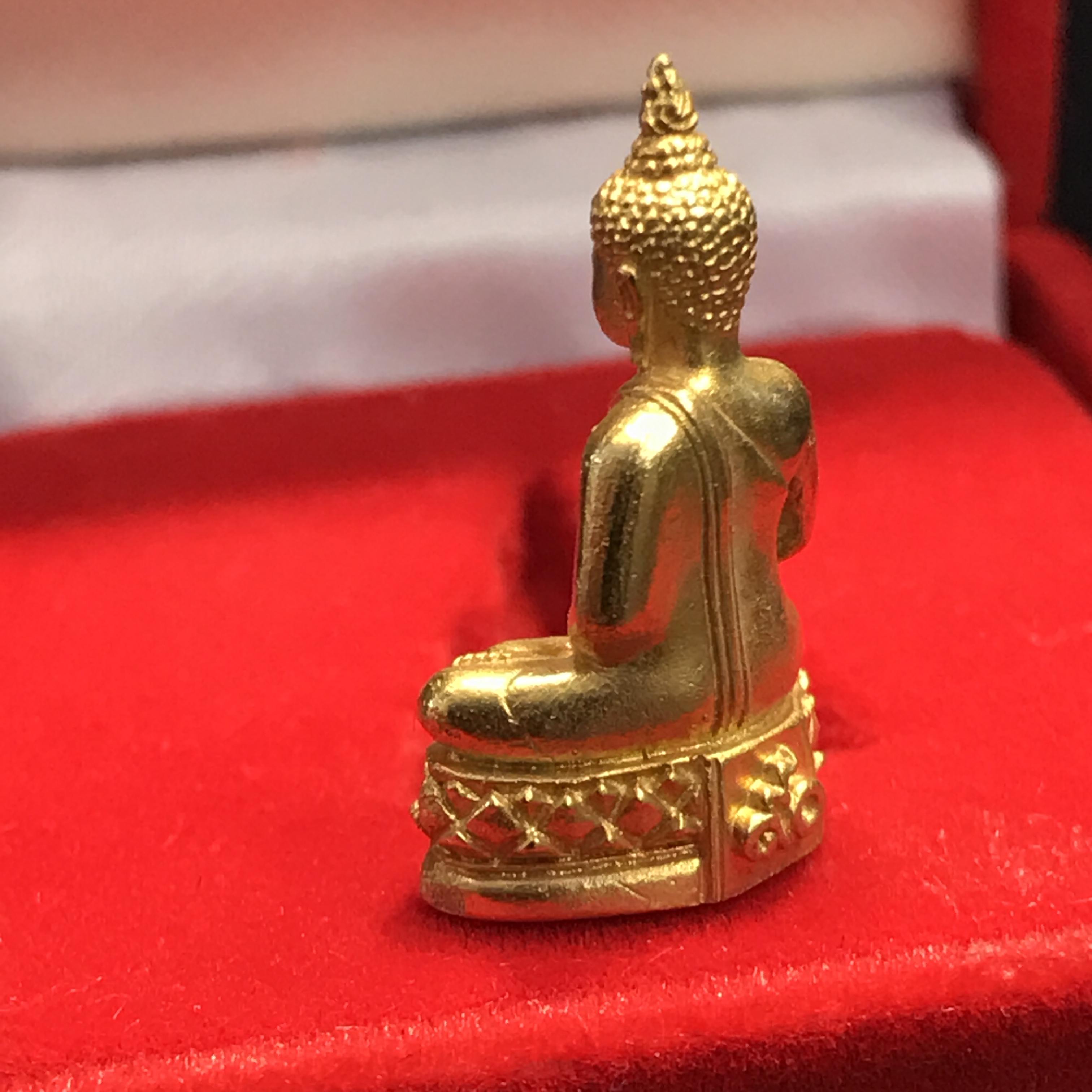 พระเครื่องปางสมาธิ เนื้อทองคำ 90 พรรษาสมเด็จย่า ปี 2533 (ในหลวงรัชกาลที่9เสด็จในพิธี)