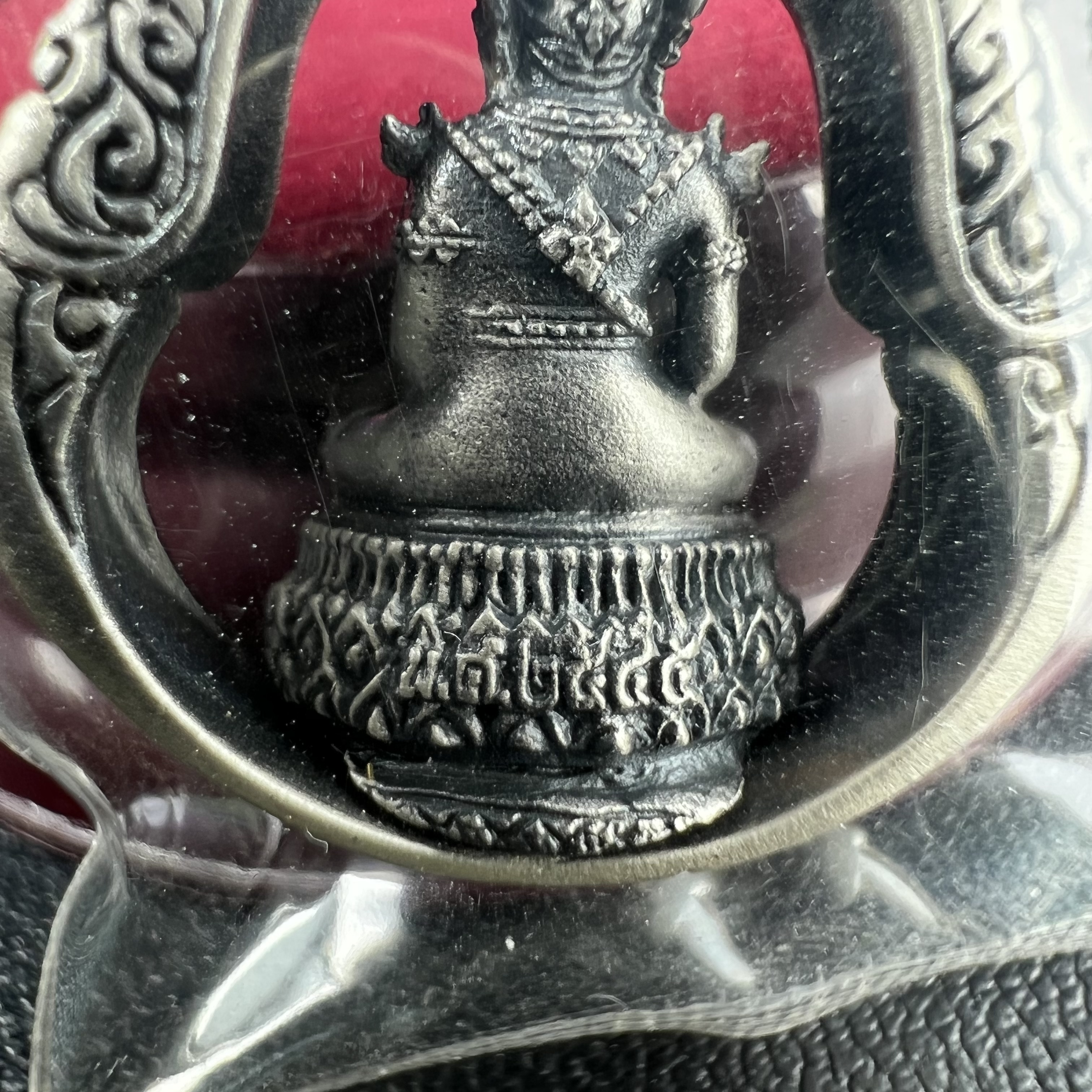 พระแก้วมรกต ภปร.(รุ่นแรก) ปี2545 รุ่นฉลองกรุงรัตนโกสินทร์ครบ 220 ปี พิมพ์ลอยองค์ทรงหยดน้ำ เนื้ออัลปาก้า ชุบเงินลงดำ ขนาด 18*27 มม. พร้อมครอบตั้งโชว์เดิม องค์พระซีนซองเดิม สวยครบสมบูรณ์