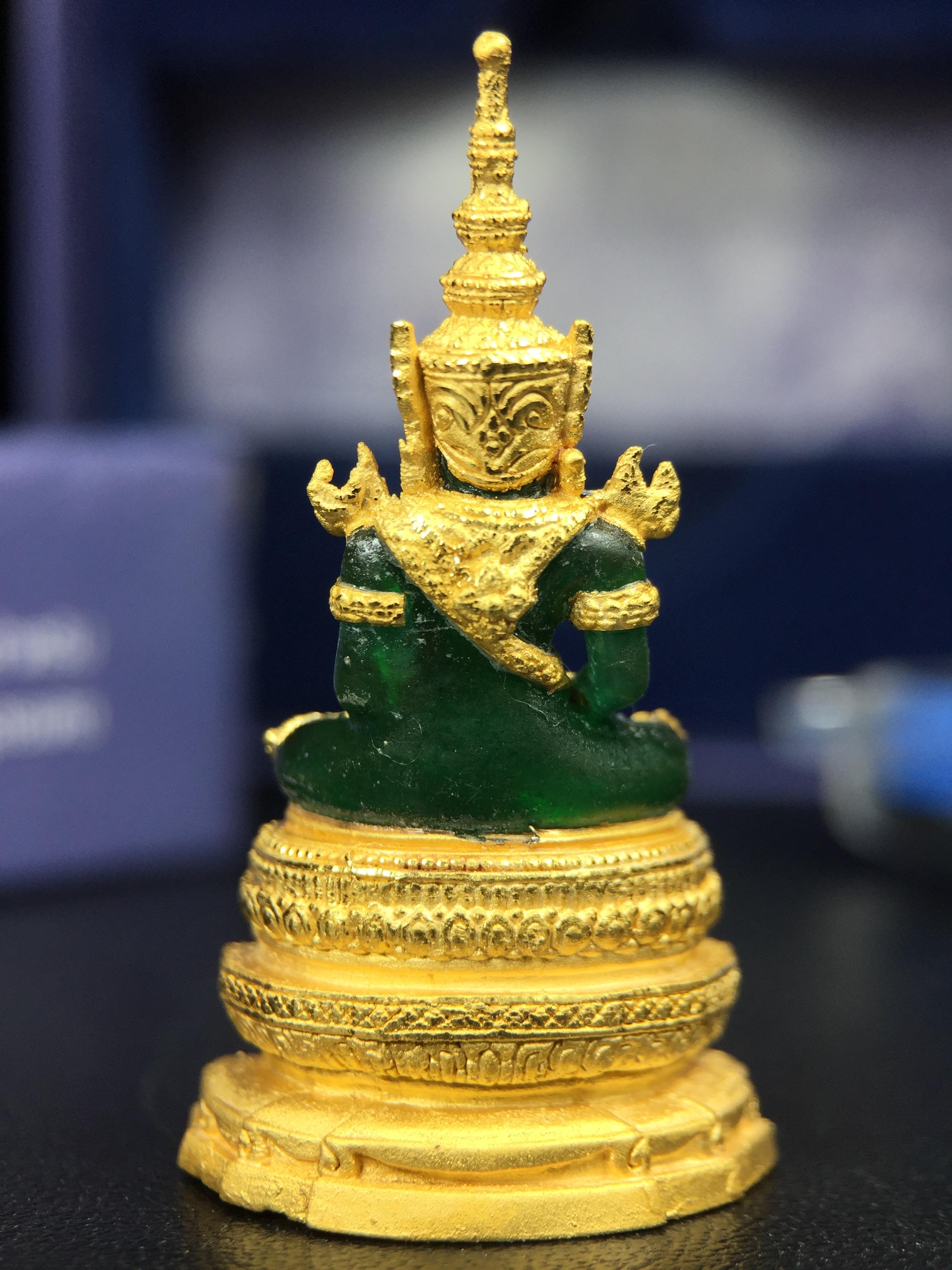 พระแก้วมรกต ภปร. จัดสร้างโดย รพ.ภูมิพลฯ ปี2547 ลอยองค์ขนาดหน้าตัก 1/2 นิ้ว เนื้อเรซิ่นหุ้มทองคำ99.99 งดงามทรงคุณค่าอีกหนึ่งรุ่นยอดนิยม หายาก