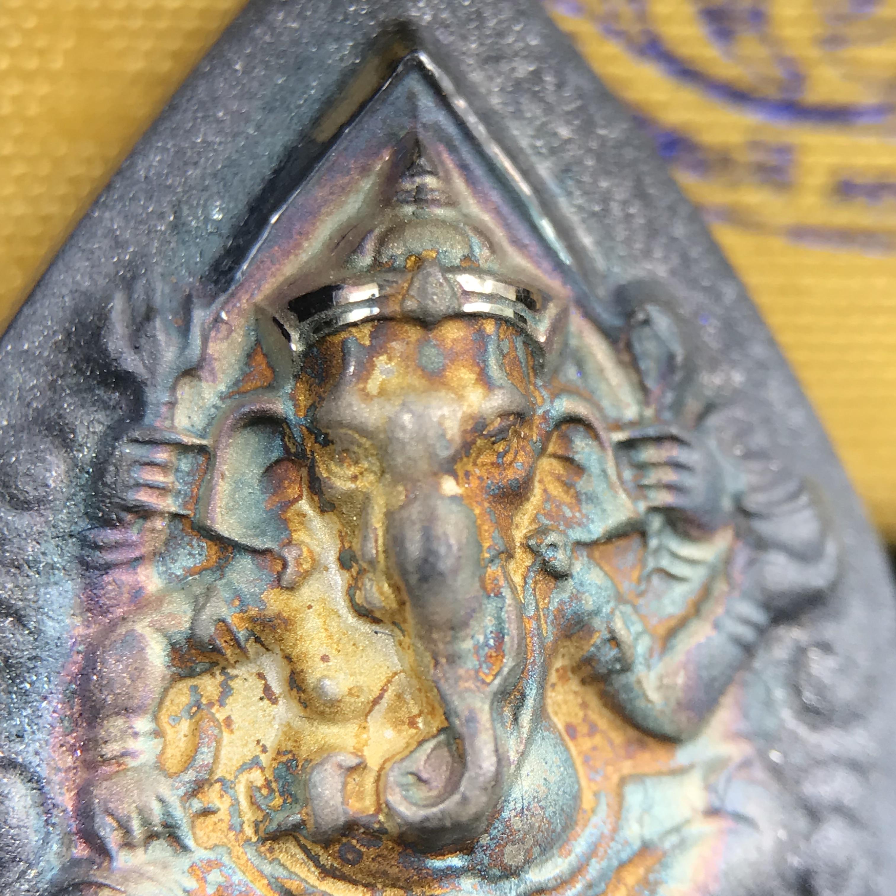 เหรียญพระพิฆเนศวร ญสส. ชุดกาญจนาภิเษกครองราชย์ 50 ปี พุทธศักราช 2538 พิมพ์ใหญ่(2.9 ซม.) เนื้อเงินผิวเดิมกลับดำขึ้นสีรุ้งเข้มขลังงดงามธรรมชาติสร้างสรรค์ สภาพสวยเดิมพร้อมกล่องบรรจุเดิม ตอกโค๊ดหมายเลขกำกับ(1ใน 5539องค์)สี สวย แบบ นิยม หายาก