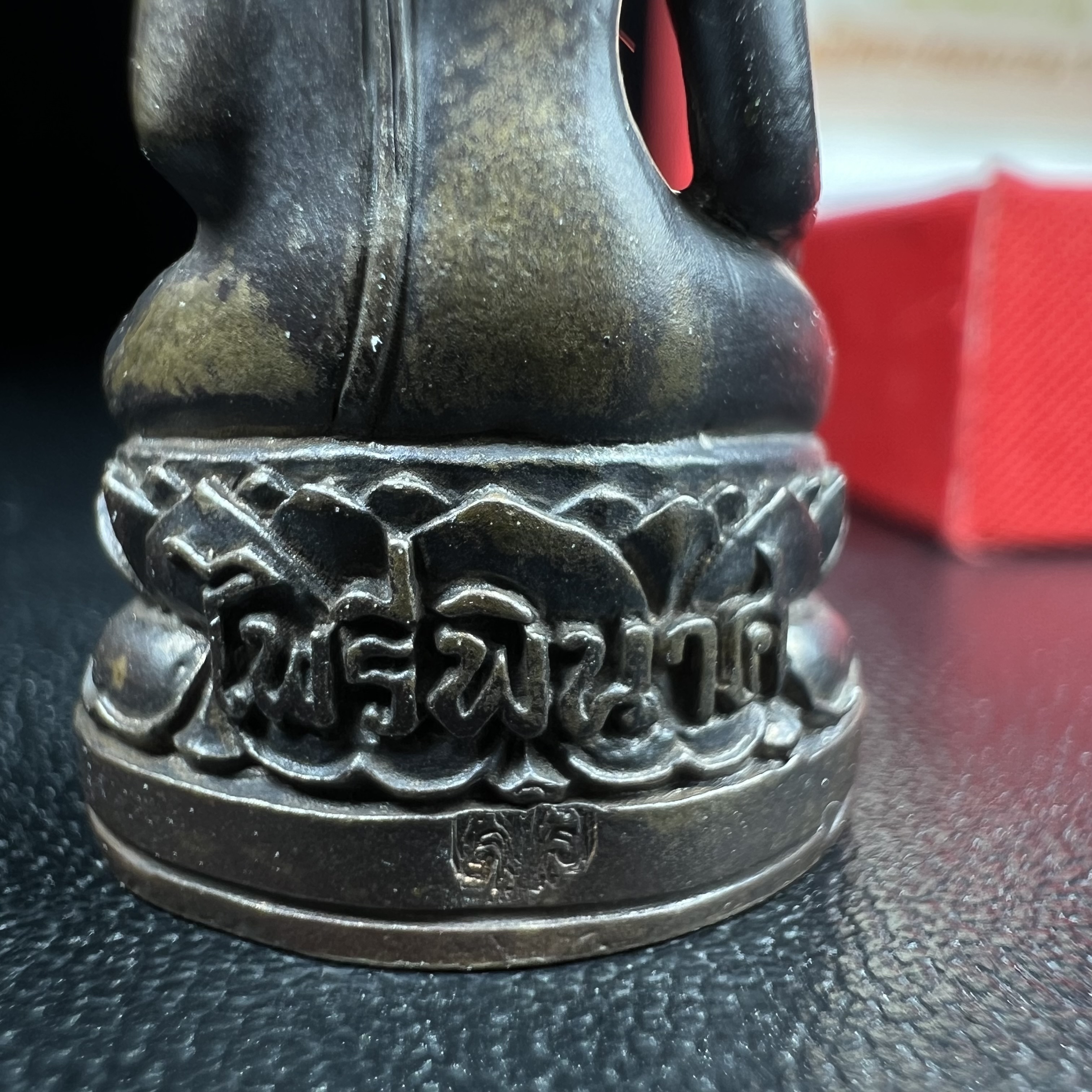 พระกริ่งไพรีพินาศ เฉลิมพระเกียรติ พระบาทสมเด็จพระเจ้าอยู่หัวรัชกาลที่9 พระชนมพรรษา 6 รอบ ปี2542 เนื้อนวโลหะผสมทองคำ(บรรจุเหล็กไหล)ดีนอก-ดีใน