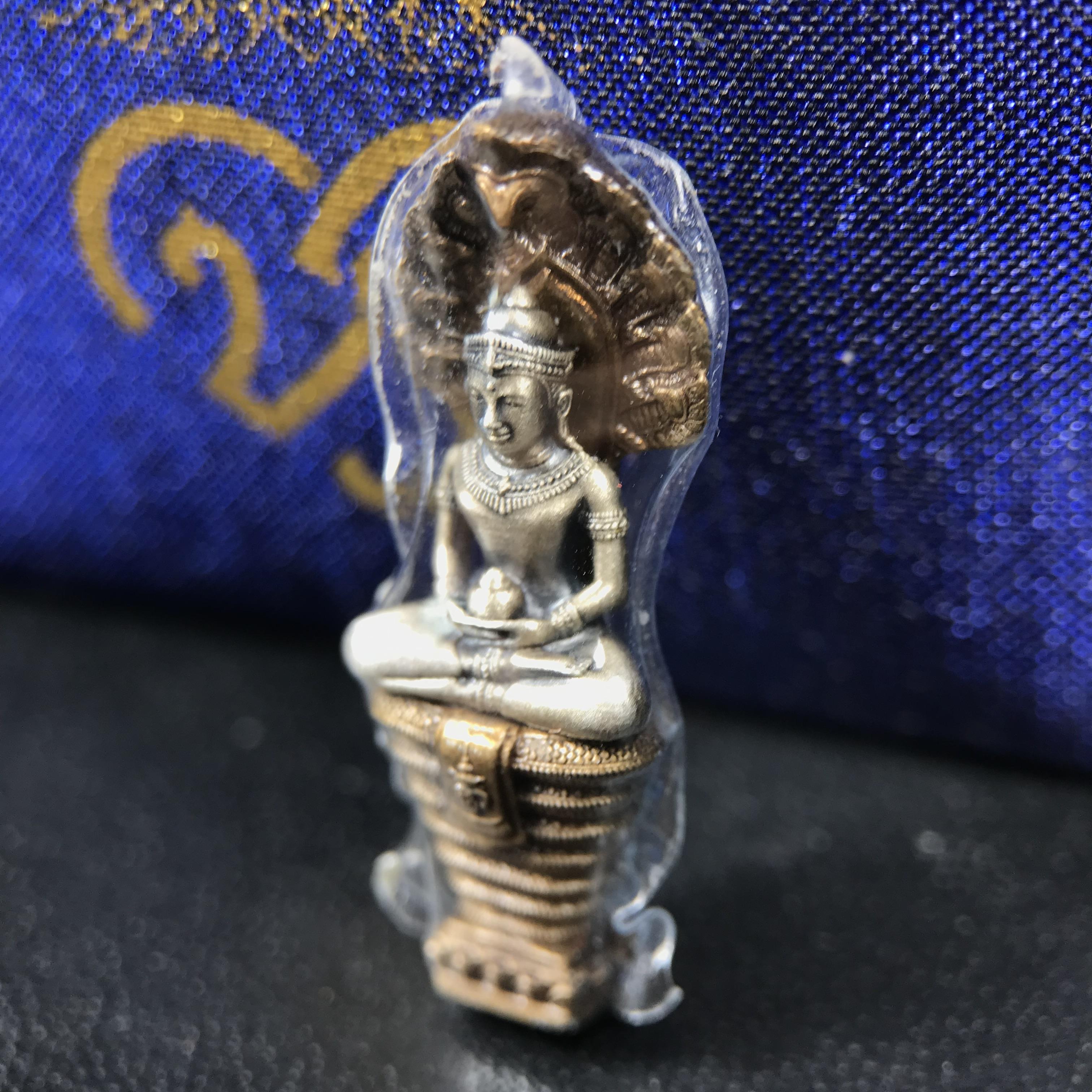 พระพุทธสิรินาคเภษัชยคุรุจุฬาภรณ์ ที่ระลึกโรงพยาบาลจุฬาภรณ์ พระกริ่งเงินฐานบรอนซ์ ขนาดความสูง 2.7 เซนติเมตร สภาพสวย ซีนซองกล่องบรรจุเดิมครบ องค์หมายเลข ๑๗๙๗