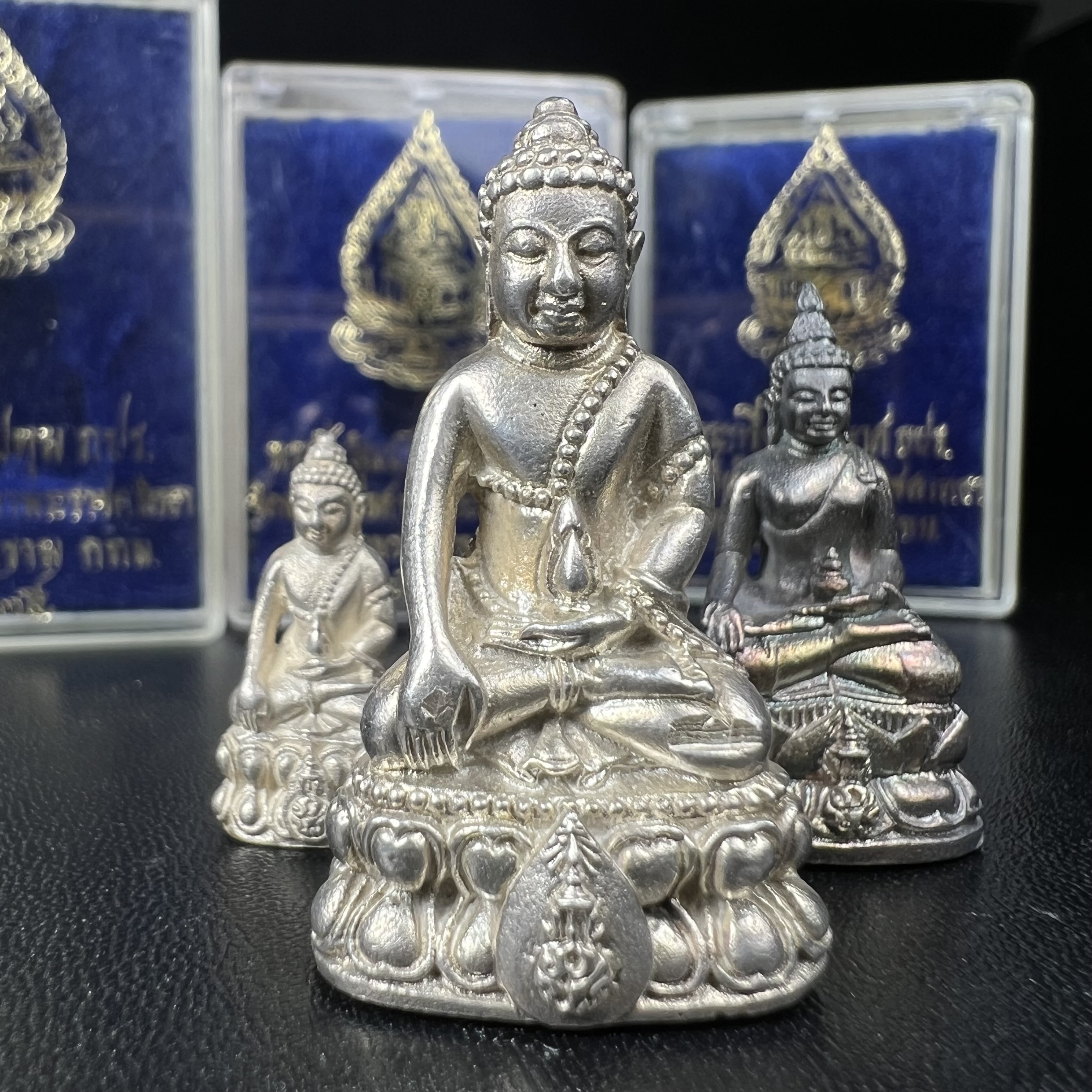 พระกริ่งนวปทุม ภปร.-พระชัยวัฒน์นวปทุม ภปร.-พระกริ่งไพรีพินาศ ภปร. รุ่นแรก วัดปทุมวนาราม ครบชุดเนื้อเงิน ปี2535(ในหลวงรัชกาลที่9เสด็จเททอง)(1ใน3000องค์)หายาก***เก็บทีเดียวครบชุดไปเลยรุ่นนี้ แนะนำ....ตอนนี้หายากแล้ว***