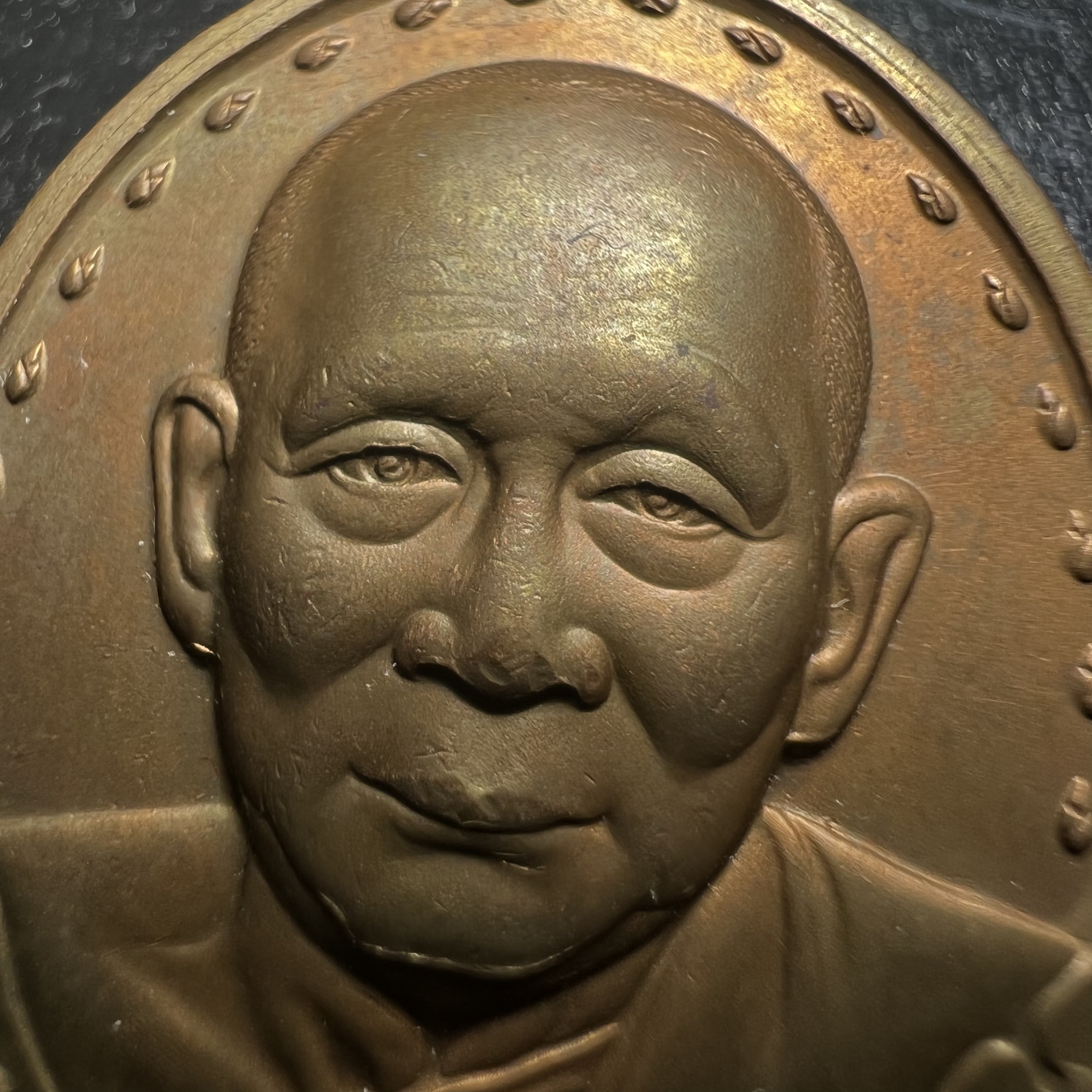 เหรียญรูปเหมือนรุ่นแรก สมเด็จพระญาณสังวร วัดบวรนิเวศวิหาร ปี2528 เนื้อทองแดง(บล็อกนิยม วงเดือน-คางตัด)สภาพสวยหายาก