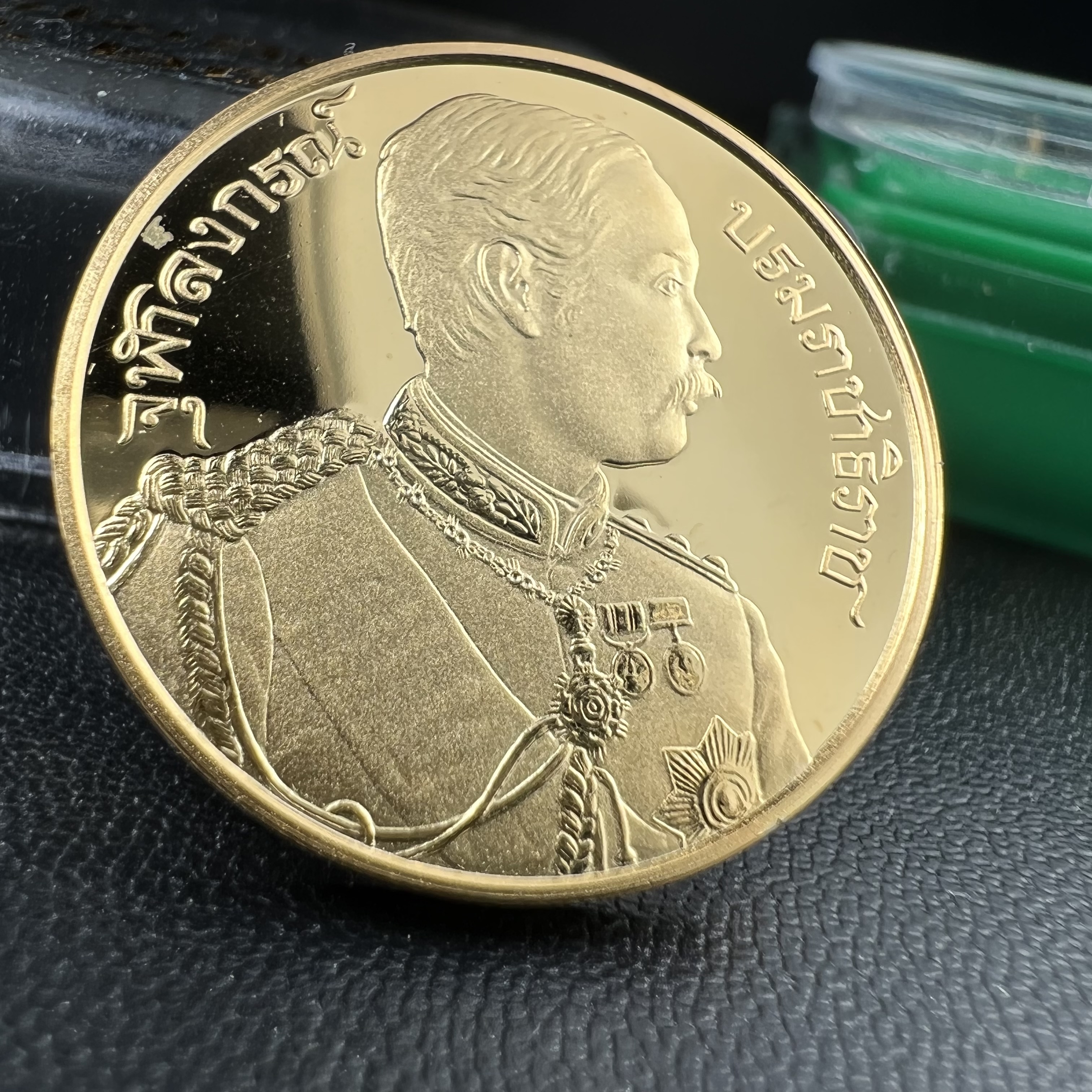 เหรียญเสด็จพ่อ ร.5 พระปิยมหาราช รุ่นบูรณะโบสถ์ พิธีมหาพุทธาภิเษก ณ พระวิหารวัดระฆังโฆสิตาราม ปี2538 เนื้อทองแดงบริสุทธิ์ชุบทองไมครอนขัดเงาสามมิติขนาด2.5 ซม.(พิมพ์เล็ก)ผลิตโดยโรงกษาปณ์ ประเทศ ฮังการี ( HUNGARIAN MINT)สภาพสวยดุจทองคำ ผิวกระจก บล็อกนอกสวยงาม