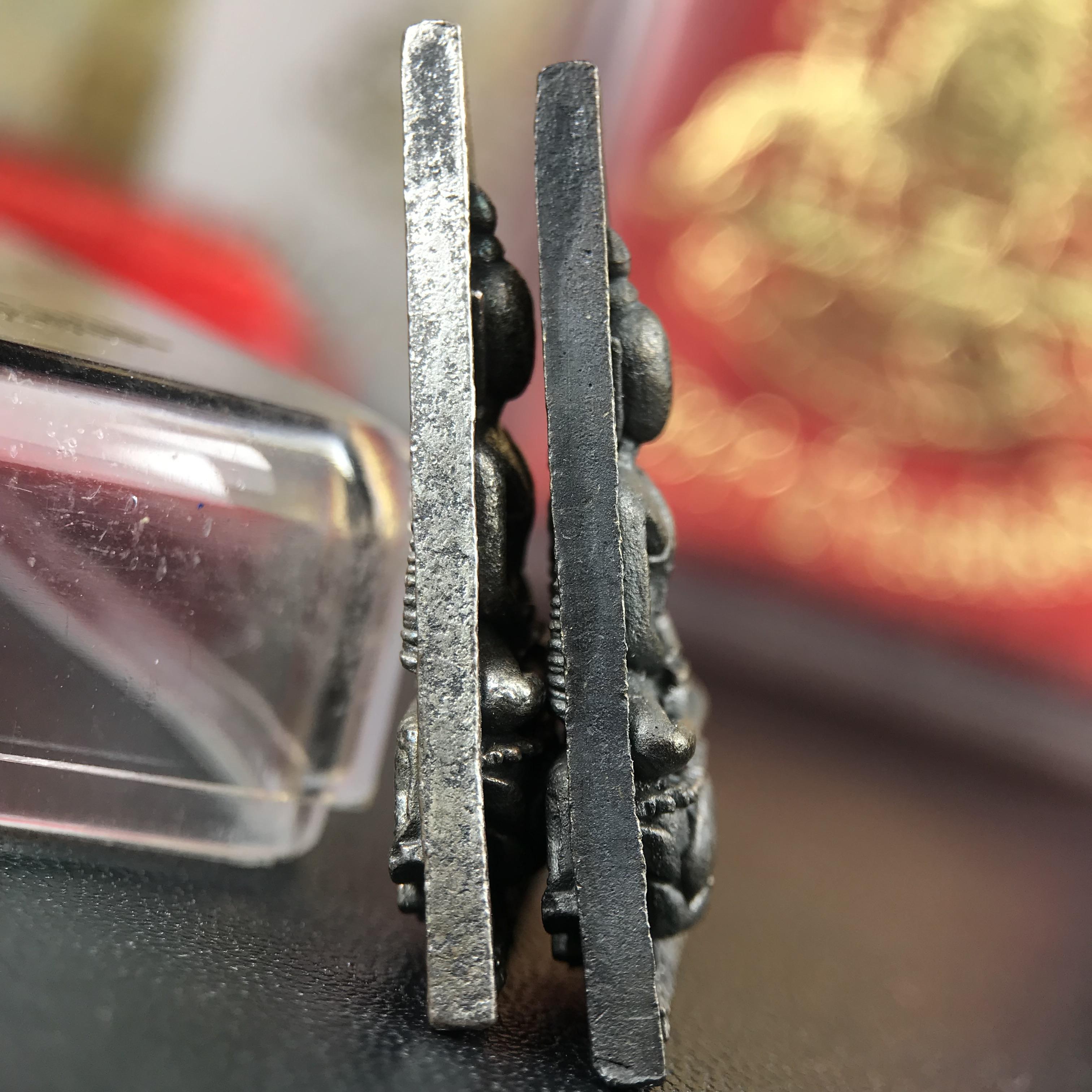 พระกำลังแผ่นดิน (สมเด็จจิตรลดา2) จัดสร้างเฉลิมพระเกียรติ ร.9 ครองราชย์ 50 ปี 2539 เนื้อนวโลหะ+เนื้อนวโลหะ(1ชุดรวม2องค์)(สร้างน้อยหายาก)พร้อมกล่องบรรจุเดิมครบสมบูรณ์(1ใน2539องค์)