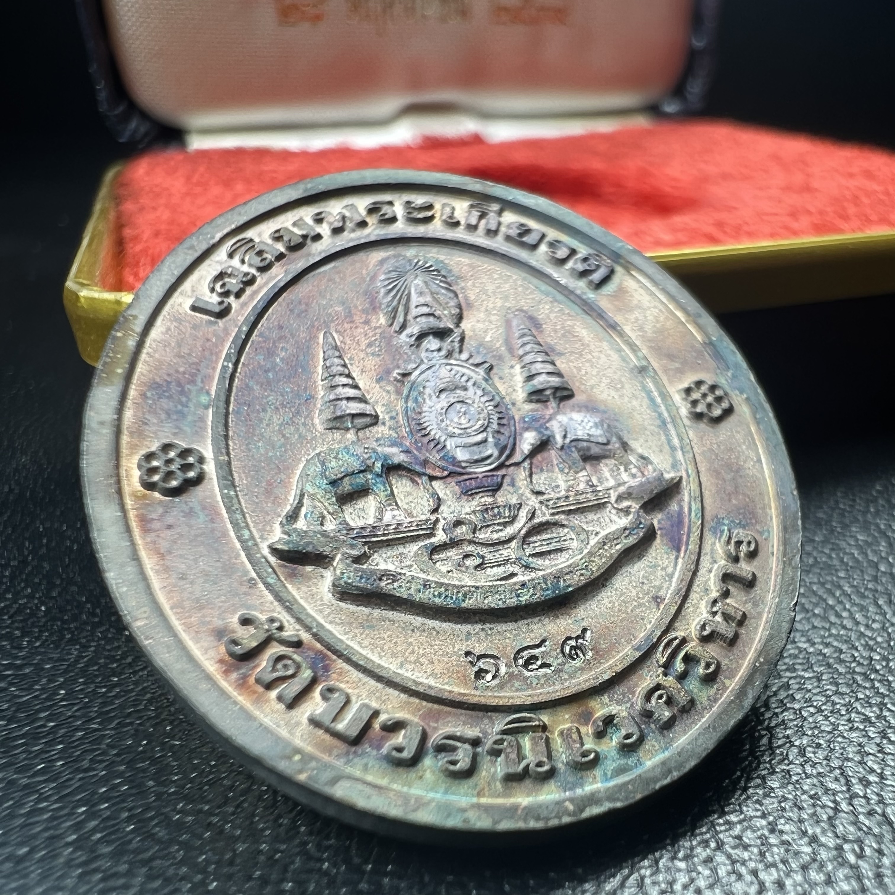 เหรียญสมเด็จพระญาณสังวร สมเด็จพระสังฆราช วัดบวรนิเวศวิหาร รุ่นเฉลิมพระเกียรติ ปี2539 เนื้อเงินลงยา(ผิวเดิมรุ้งๆสภาพสวยสมบูรณ์ กล่องบรรจุเดิมครบ)หมายเลข 649