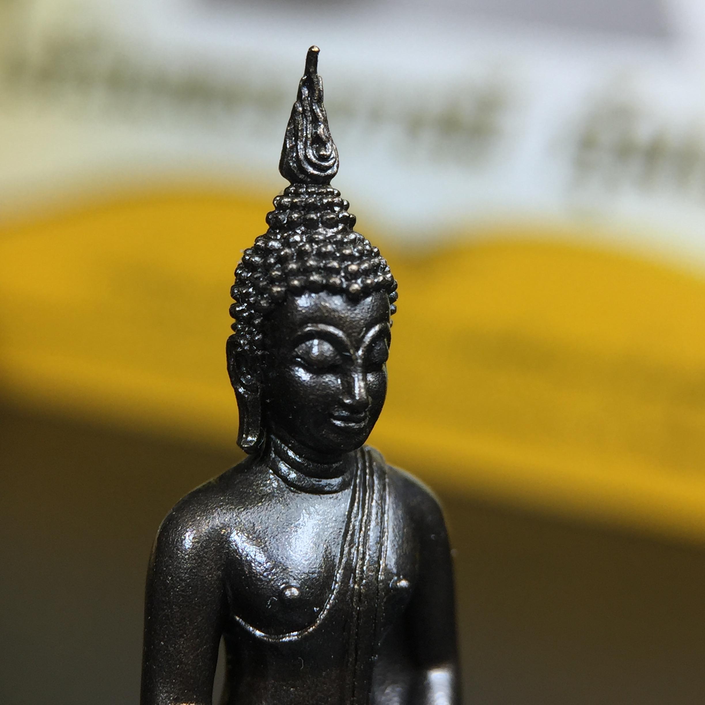 พระพุทธรูปคุ้มเกล้าฯ ภปร.(ใต้ร่มพระบารมี คุ้มเกล้า) 60ปี โรงพยาบาลภูมิพลฯ พ.ศ.2552 เนื้อนวโลหะ รมดำ(พิมพ์ใหญ่ขนาด 35.5*24 มม.)สภาพสวยเดิมพร้อมกล่องบรรจุเดิม ตอกโค๊ดหมายเลขกำกับ