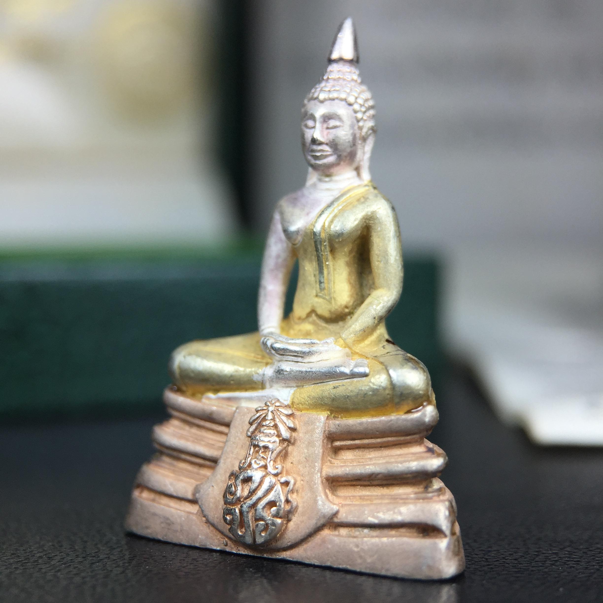 พระพุทธโสธร ภปร. รุ่นย้อนยุค สร้างพระอุโบสถ สมาคมชาวฉะเชิงเทรา จัดสร้าง ปี 2539 วโรกาสครองสิริราชสมบัติครบ 50 ปี เนื้อเงินสามกษัตริย์ทรายนวลขัดเงาบางส่วน(ผิวเดิม) พร้อมกล่องบรรจุและใบรับรองเดิม