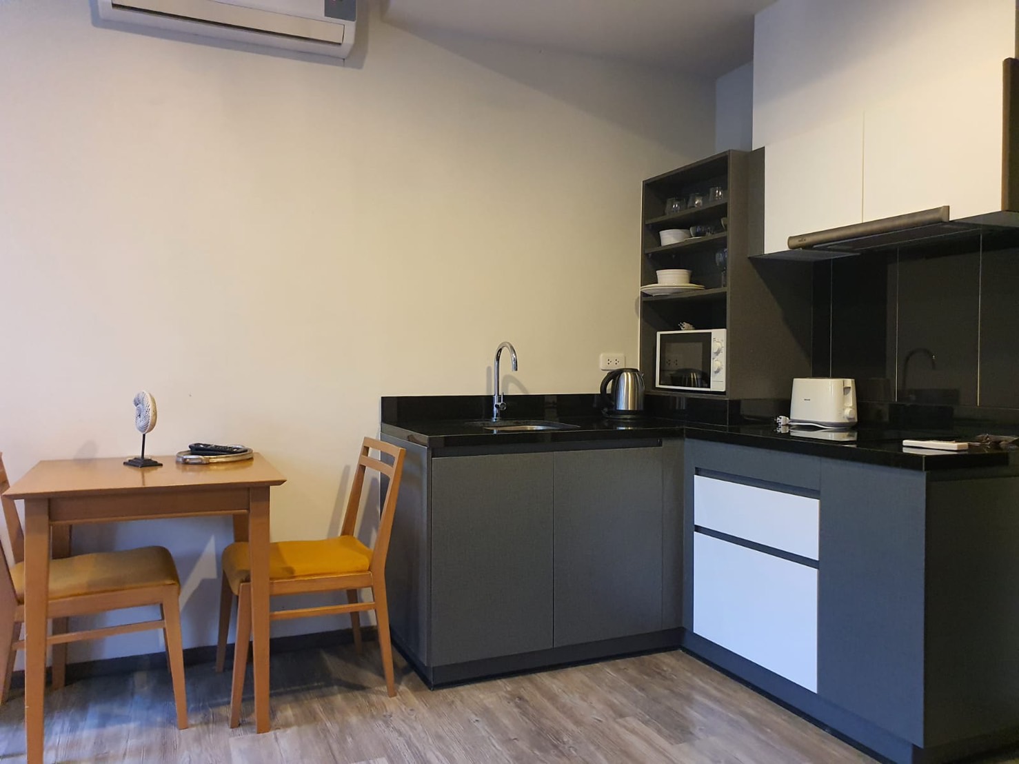 For Rent : Patong The Deck condominium 1 bed room 3rd Floor moutain View.