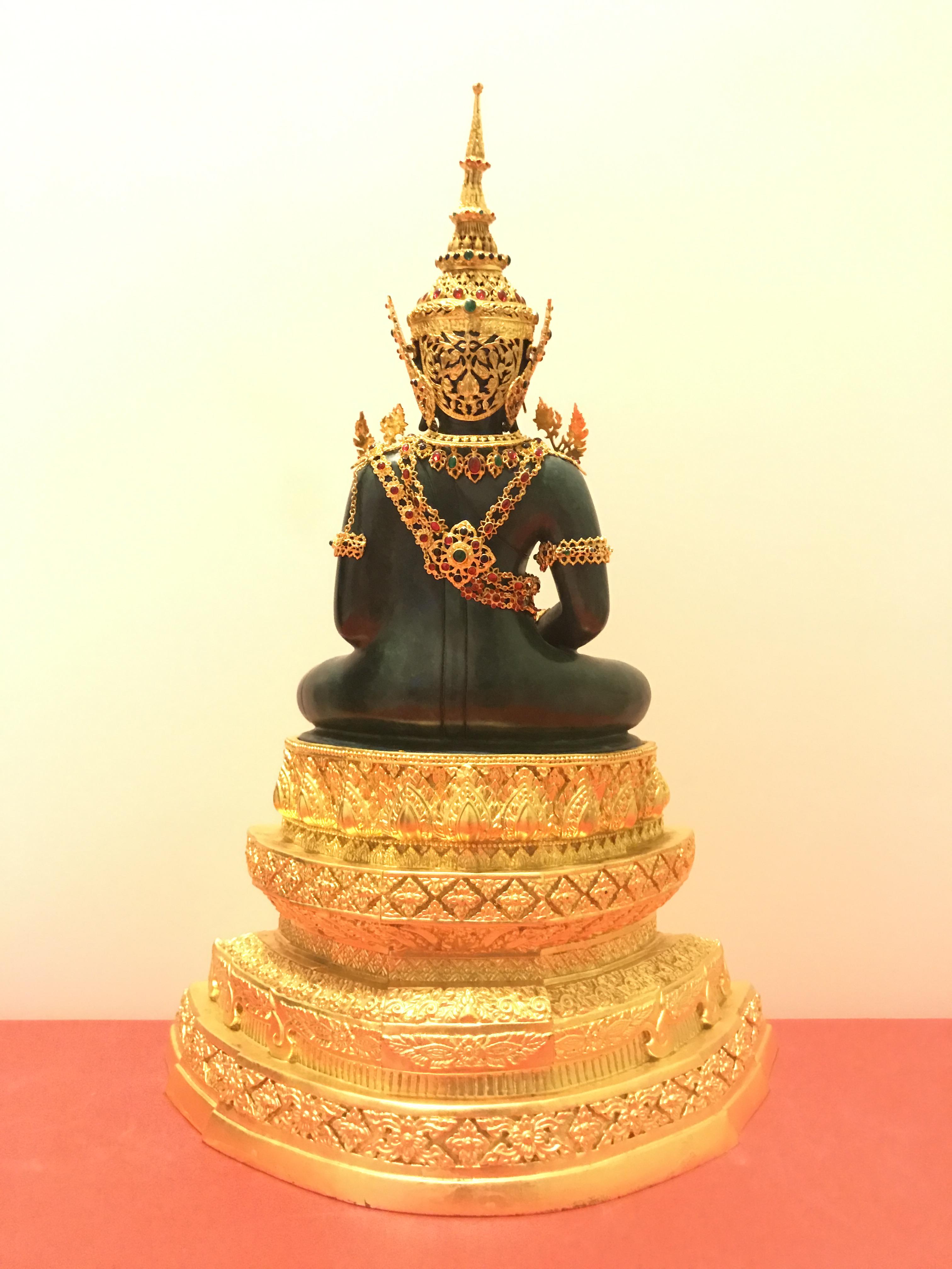 พระพุทธมหามณีรัตนปฏิมากร จำลอง (พระแก้วมรกต) ขนาดบูชาหน้าตัก 5 นิ้ว ตราสัญลักษณ์ ภ.ป.ร. รุ่นแรก ปี2547 เนื้อนวโลหะเคลือบสีเขียว(เครื่องทรงนวโลหะชุบทองไมครอน)