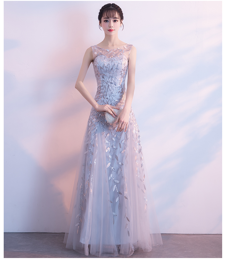 ชุดเดรสยาวผ้าโปร่งปักเลื่อมลายใบไม้สีเทา คอกลม แขนกุด กึ่งทรงปล่อย สวยหรู