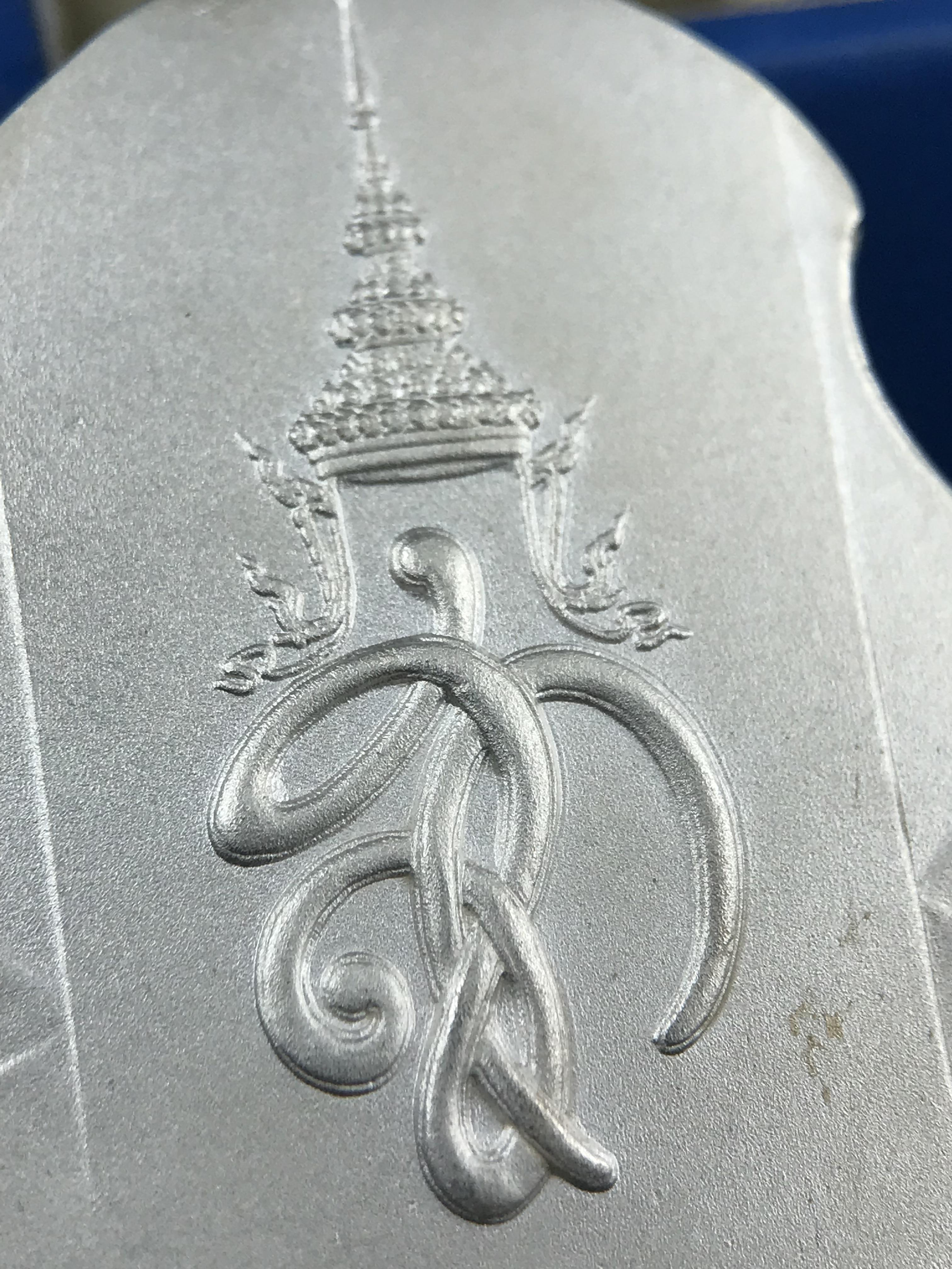 เหรียญหลวงปู่ทวด พระนามาภิไธย สก. แบบงานฉลุโบราณ(HAND MADE) ปี 2544 เนื้อเงิน(ผิวสวย) พิธีปลุกเสก ณ อุโบสถวัดช้างให้ และ พิธีมังคลาภิเษก ณ พระอุโบสถ วัดพระศรีรัตนศาสดาราม(วัดพระแก้ว) (1 ใน 2000 เหรียญ)พบเจอน้อยหายากมาก