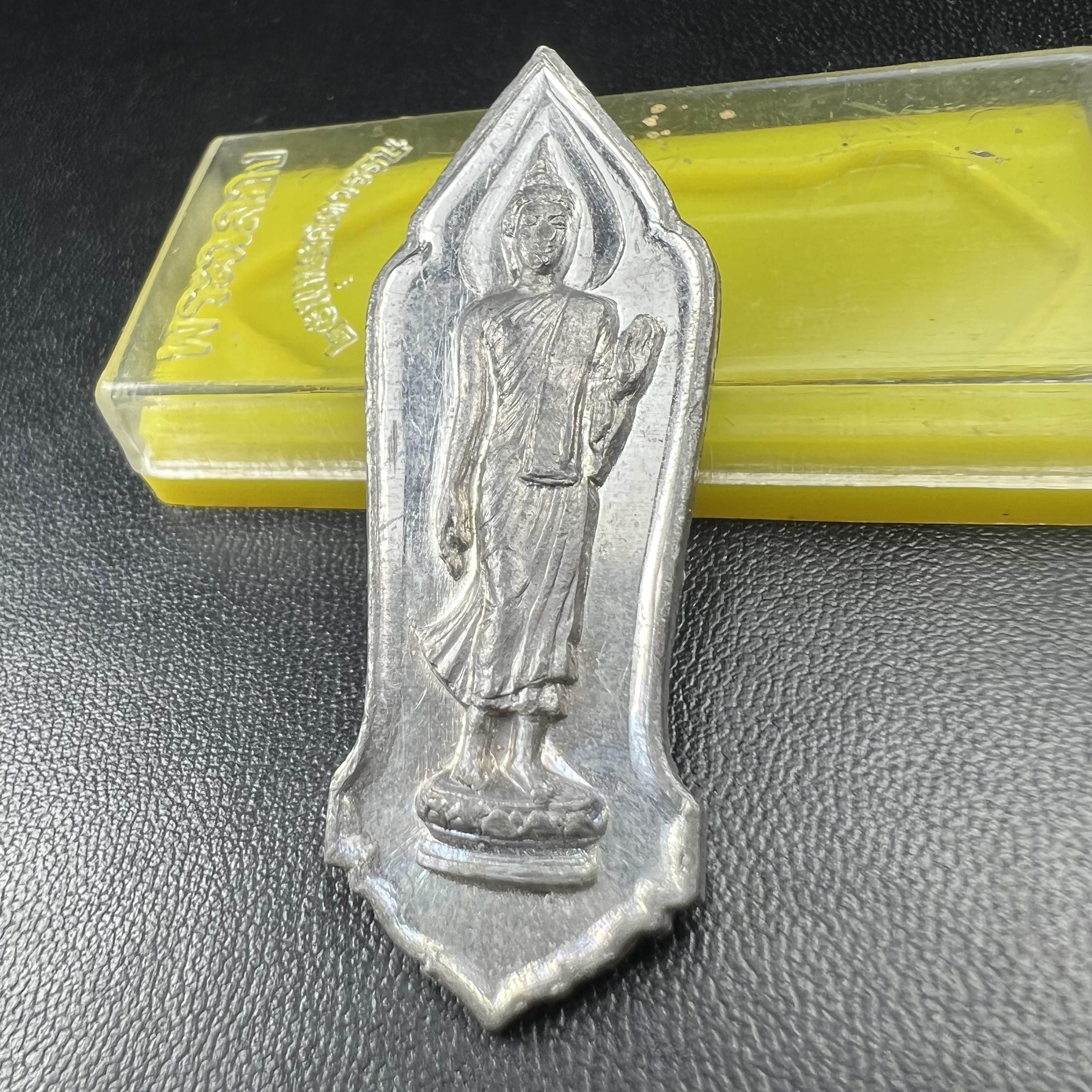 เหรียญพระลีลา 25 พุทธศตวรรษ ปี2500 เนื้อชินดีบุก(พิมพ์หางหงส์ บล็อกมีเขี้ยว)(พระดี พิธีใหญ่ ในหลวง ร.9 เสด็จร่วมพิธี)