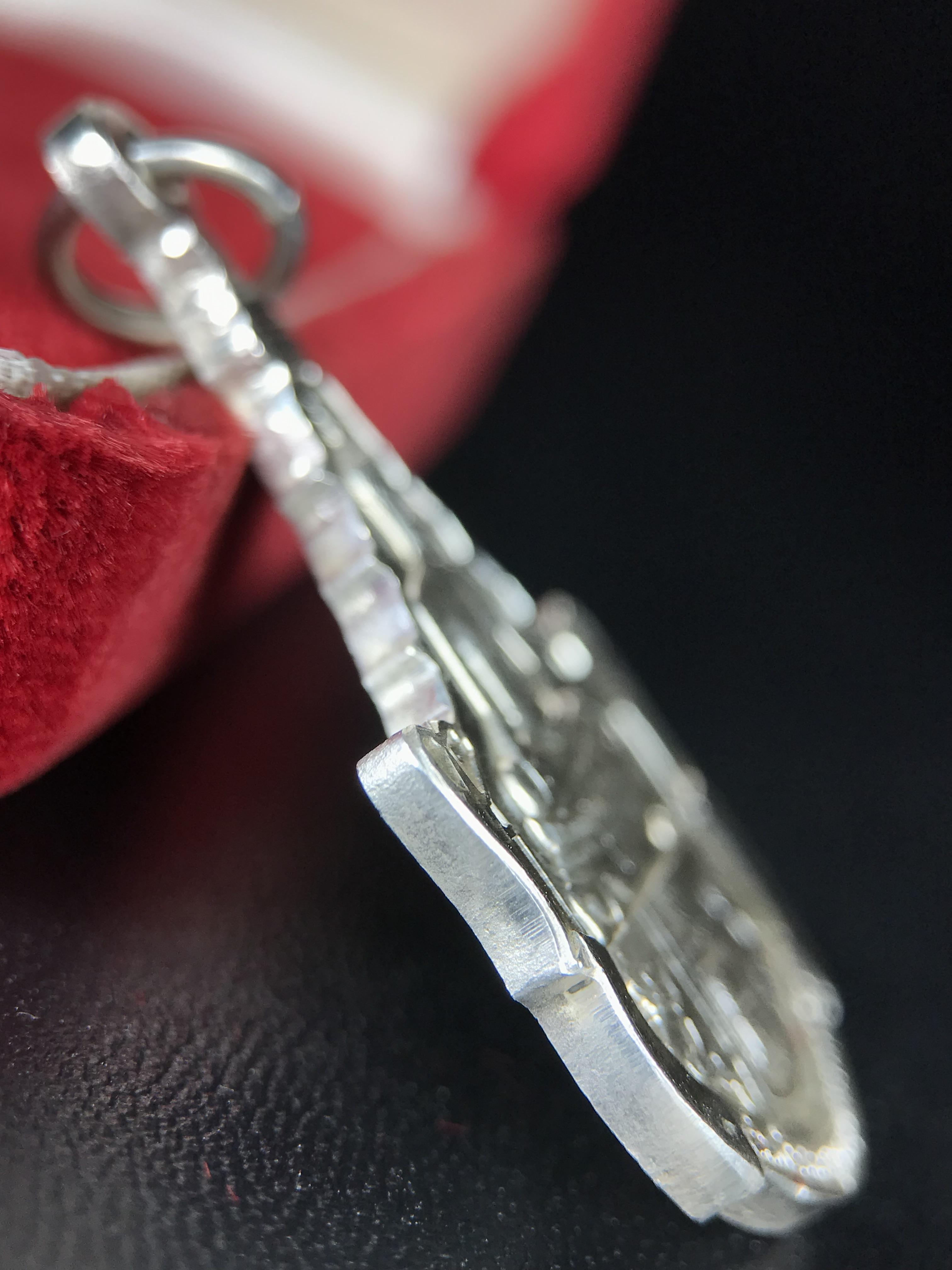 เหรียญพระพุทธญาณนเรศวร์ รุ่นแรก หลังพระปรมาภิไธย ภปร.และ สก.วัดญาณสังวราราม จ.ชลบุรี ปี 2527 เนื้อเงิน(ผิวขาว สวย ใส)ขนาด 2.3 x 3.8 ซม. พร้อมกล่องกำมะหยี่เดิมครบสมบูรณ์ สมเด็จพระญาณสังวร ประธานในพิธีมหาพุทธาภิเษก(เนื้อเงินพบเจอน้อย หายาก)