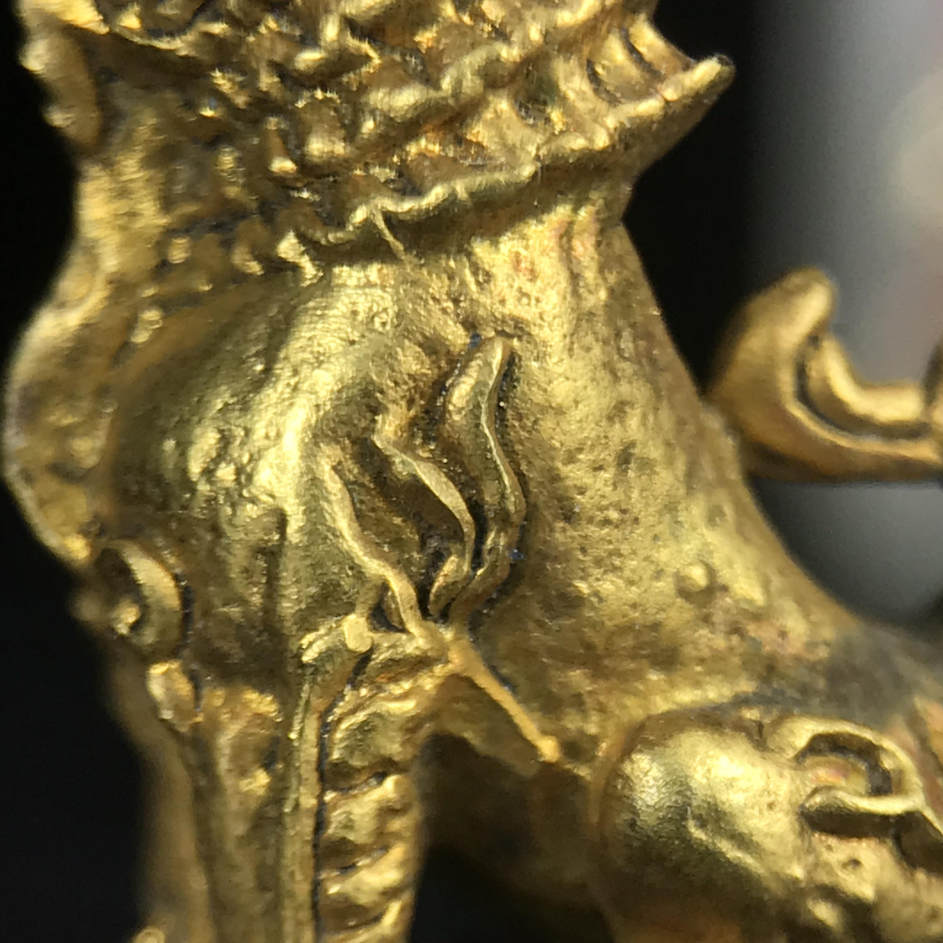 สิงห์เจ้าพ่อดำ วัดบุพพาราม จ.เชียงใหม่ ปี 2518 เนื้อกะไหล่ทอง(ตอก 2 โค๊ต)หายาก(สภาพผิวเดิมสวยเดิมกล่องครบ) สิงห์รุ่นนี้มีพิธีดีมีเกจิอาจารย์ที่ร่วมปลุกเสกมากมาย****เครื่องราง ที่พระบาทสมเด็จพระเจ้าอยุ่รัชกาลที่ ๙ ทรงเสด็จฯประกอบพิธีด้วยพระองค์เอง