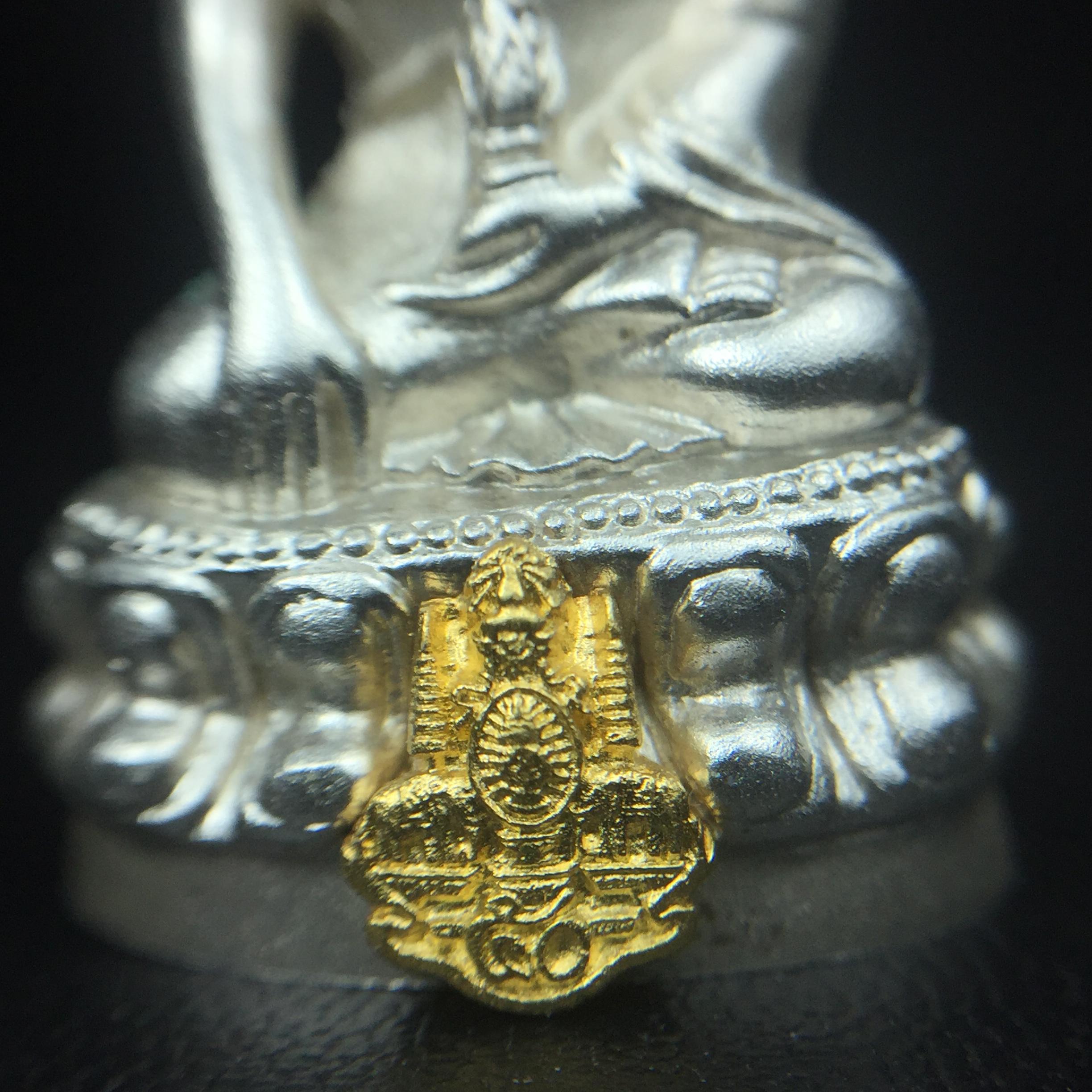 พระกริ่งสมเด็จญาณ วัดบวรนิเวศวิหาร เนื้อเงินบริสุทธิ์ 92.5% ตรากาญจนาภิเษกทองคำ(เนื้อทองคำแท้) พระราชทานแจกเมื่อ 3 ตุลาคม 2538 จัดสร้างในวโรกาส สมเด็จพระญาณสังวร สมเด็จพระสังฆราช ฉลองพระชนมายุครบ 82 พรรษา และฉลองครองราชสมบัติครบ 50 ปี รัชกาลที่ 9(หายาก)