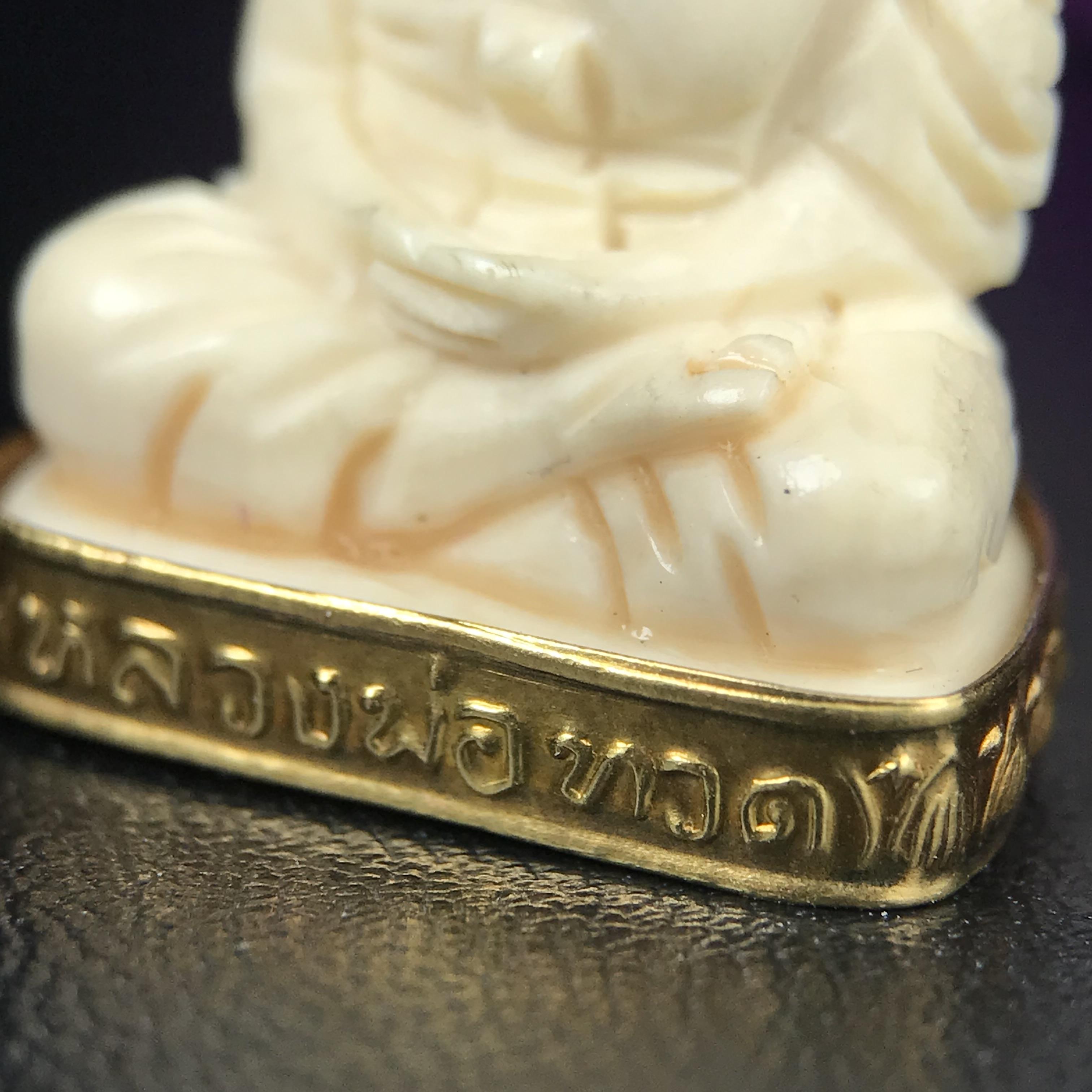 สมเด็จหลวงพ่อทวด รุ่นคชสารหมื่นปี (ศิลปาชีพ) วัดช้างให้ ปี 2541โดยมีท่าน อ.นอง วัดทรายขาว เป็นเจ้าพิธี และมีเกจิร่วมปลุกเสก 108 รูป บรรจุผงว่านเก่าและดินกากยายักษ์(พิมพ์ลอยองค์ฐานทองคำโค๊ตทองคำ)พร้อมกล่องบรรจุครบ นิยมหายาก**ผิวสวยงานแกะพุทธศิลป์สวยงดงาม**