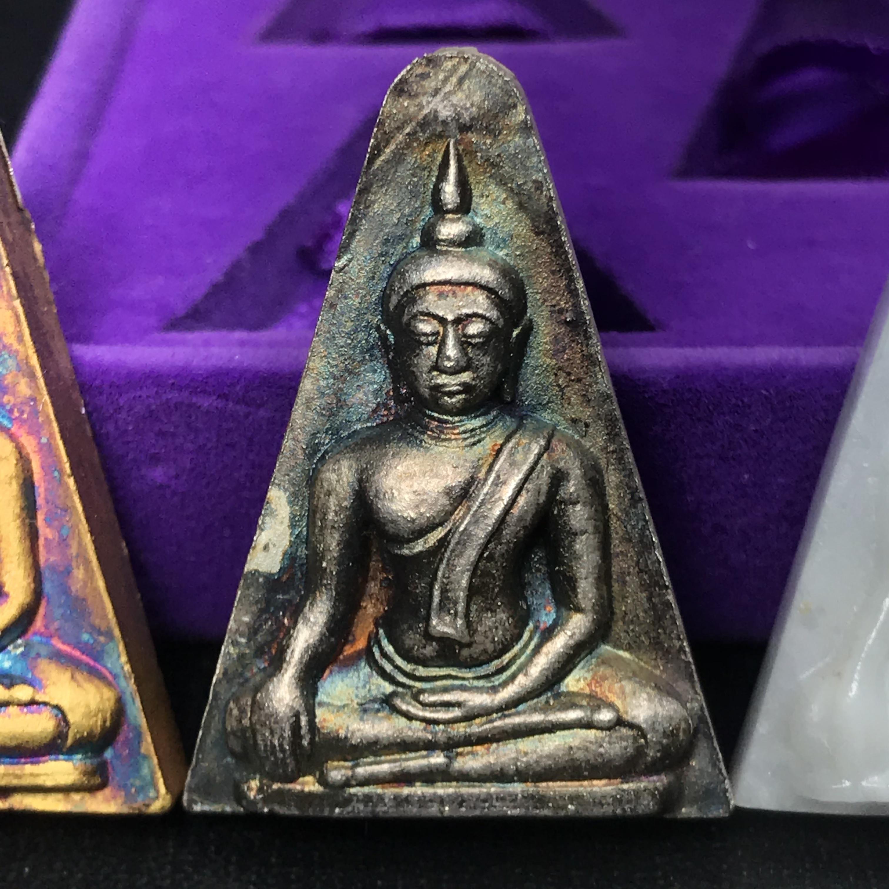 พระนางพญาเสน่ห์จันทร์ สธ. สร้างในวโรกาสทรงเจริญพระชนมายุ 50 พรรษา สมเด็จพระเทพฯ พ.ศ.2548 ชุดพิเศษ (1 ใน 5000 ชุด)หายาก