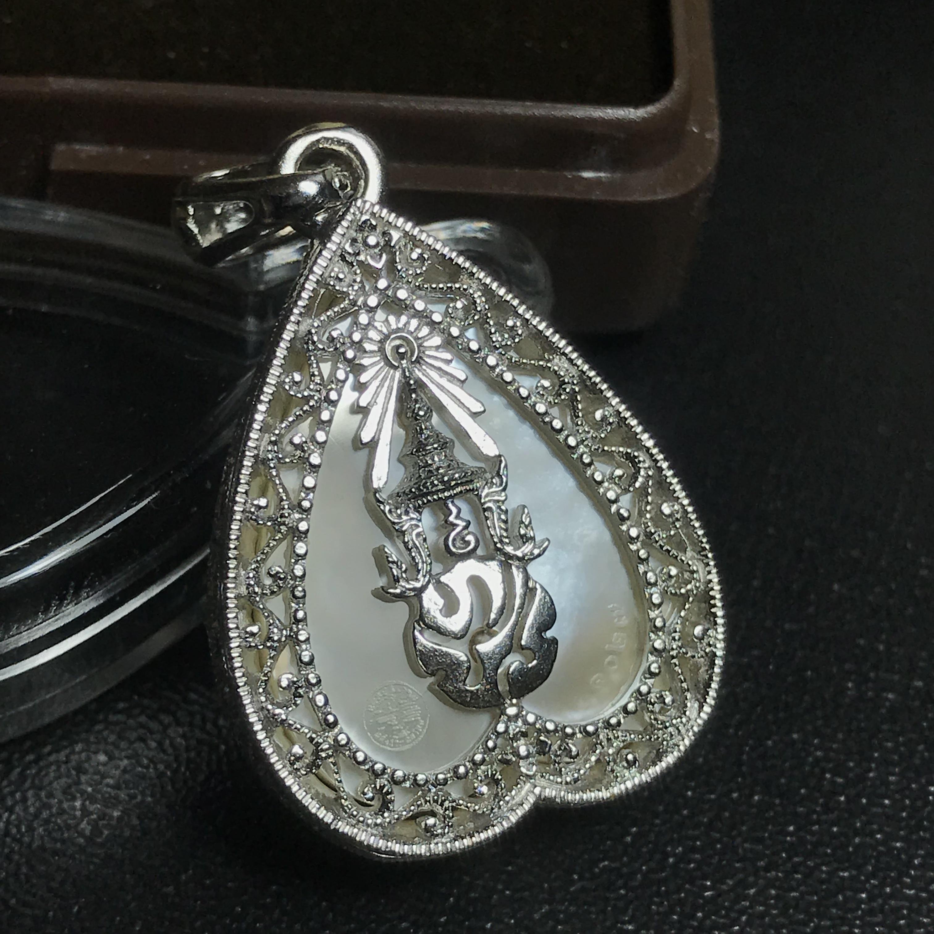 พระพุทธชินราช ภปร. โครงการ "เพราะแผ่นดินนี้ คือ แผ่นดินเกิด" ปี2548(รุ่นแรก) เหรียญทรงใบโพธิ์ ขนาด 21 x 29 มม. เนื้อเงินสามกษัตริย์