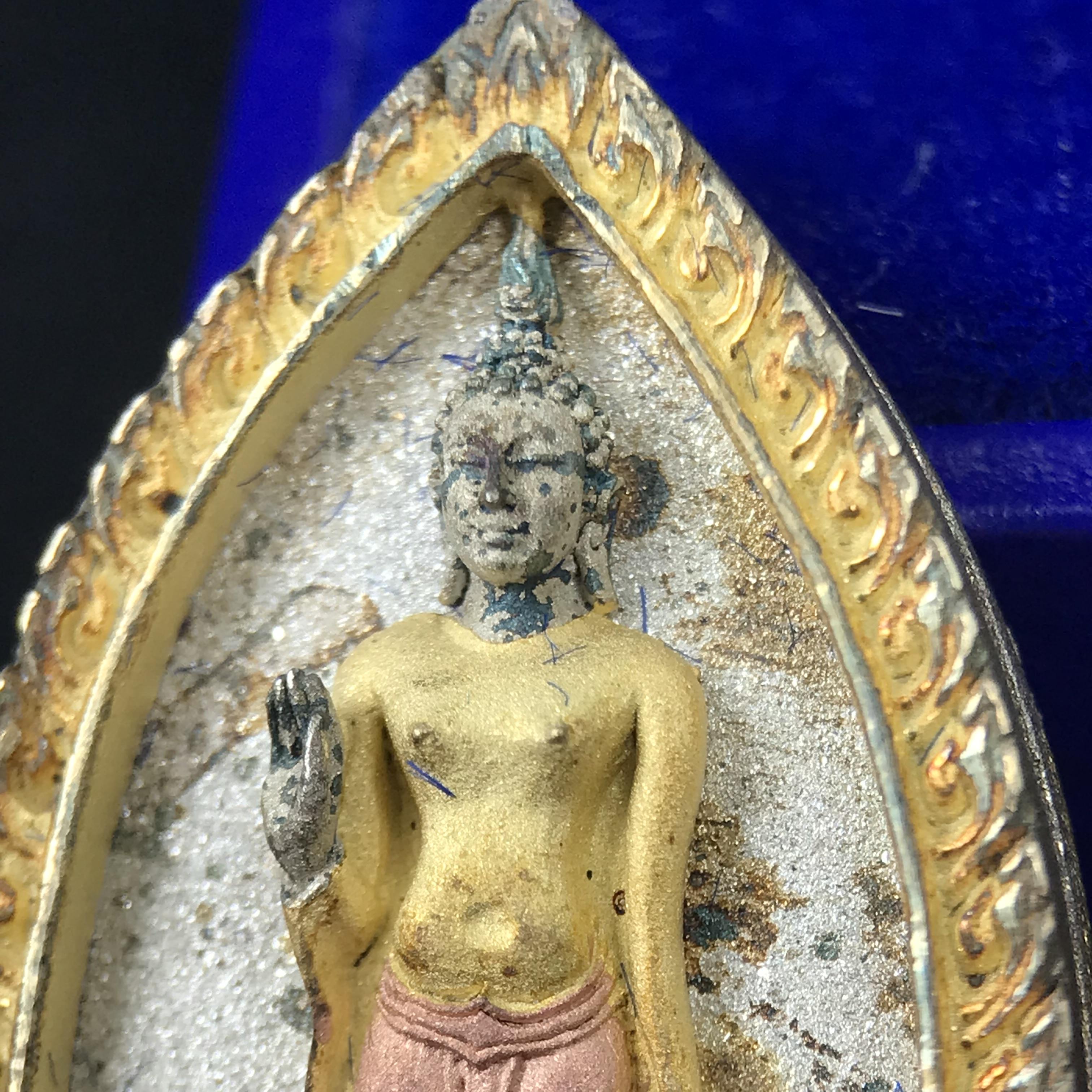 พระพุทธกาญจนพรสยามภูมิ ภปร. ปี 2539 เนื้อเงินสามกษัตริย์พื้นทรายประกาย(ผิวเดิมสวย) พิมพ์ทรงใบขนุน ขนาด3.2ซม. พระพุทธรูปประจำพระชนมวาร รัชกาลที่9 จัดสร้างในวโรกาสทรงครองสิริราชสมบัติครบ50ปี(องค์หมายเลขมหามงคลเลข ๙๙๙(เจริญก้าวหน้าในทุกด้าน)(1 ใน 5000 องค์)