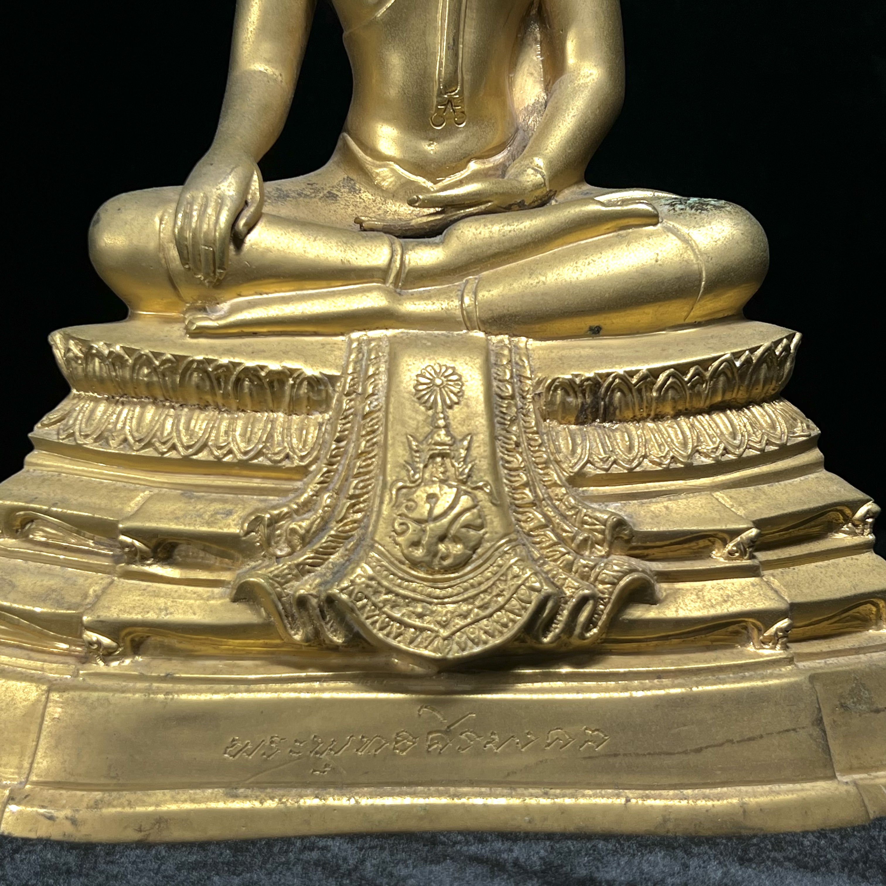 พระบูชาพระพุทธศิรมงคล ภปร. วัตถุมงคลคุ้มเกล้าปี2524 ของมูลนิธิคุ้มเกล้า โรงพยาบาลภูมิพลจัดสร้าง ขนาดหน้าตัก5นิ้ว(ในหลวงรัชกาลที่9 ทรงจุดไฟพระฤกษ์และเททอง พิธีใหญ่)ยอดนิยมหายาก