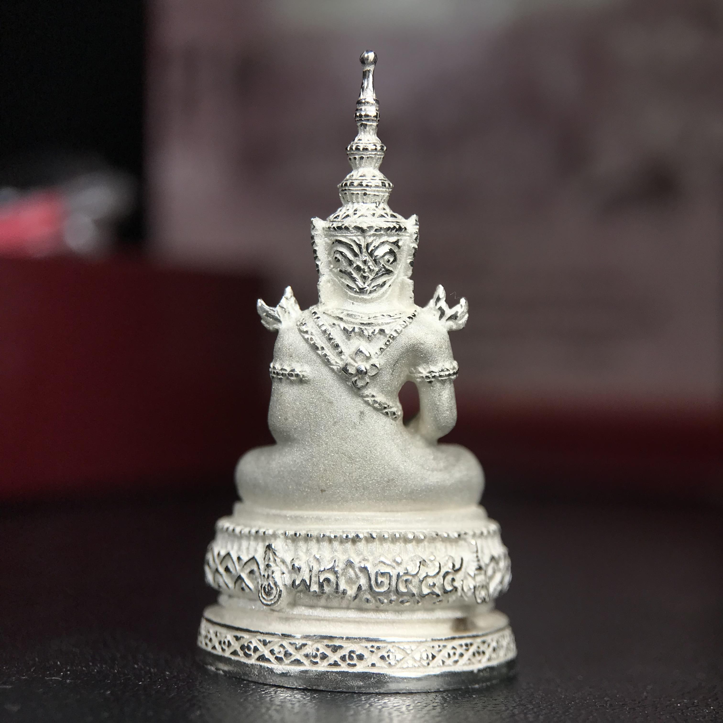 พระแก้วมรกต ภปร.(รุ่นแรก) ปี2545 จัดสร้างในมหาวโรกาส พระบาทสมเด็จพระเจ้าอยู่หัวรัชกาลที่ 9 ครบรอบ 75 พรรษา และฉลองกรุงรัตนโกสินทร์ครบ 220 ปี พิมพ์ลอยองค์ใหญ่ เนื้อเงินบริสุทธิ์ 92.5% ขนาด 19*35 มม. พร้อมกล่องบรรจุเดิม สวยครบสมบูรณ์(องค์หมายเลขคู่สวย ๔๔๗๗)