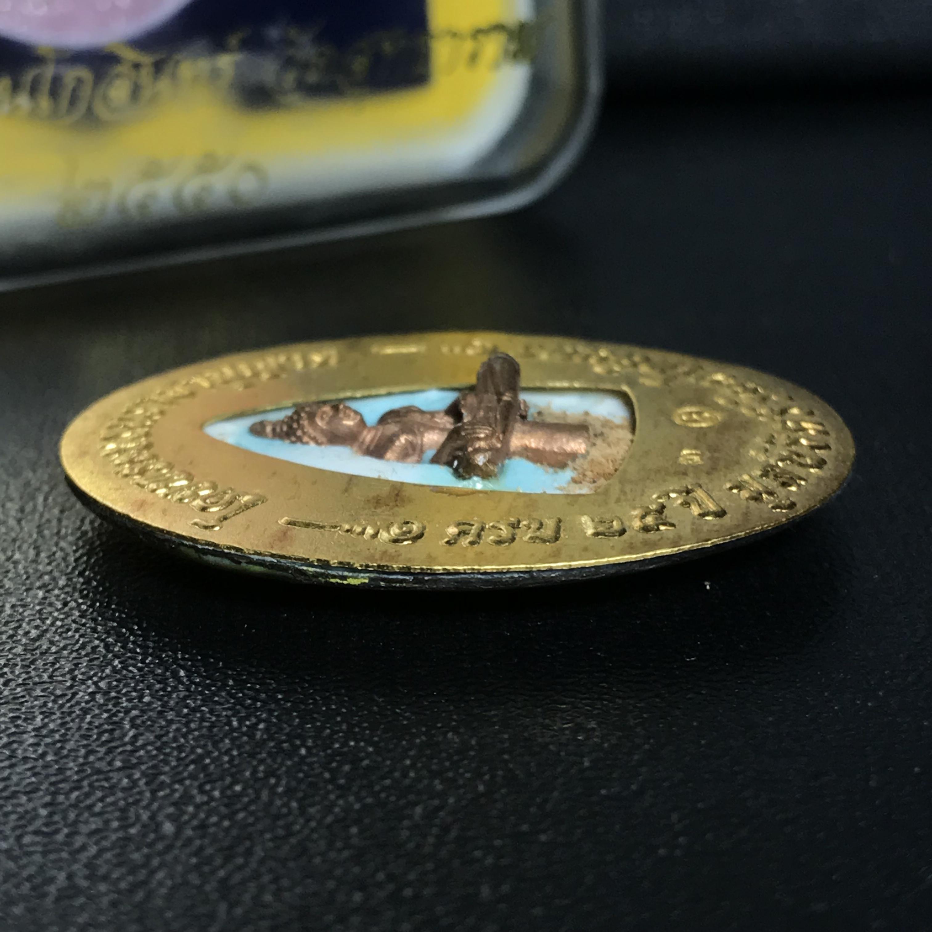 ล็อกเกตในหลวงรัชกาลที่9 ที่ระลึกครบ 25 ปี มูลนิธิศรีรัตนโกสินทร์ วัดสุทธาราม พ.ศ. 2550 พิมพ์ทรงวงรีรูปไข่ใหญ่ ฉากสีทอง หลังปิดแผ่นทองคำ ฝังพระยอดธง บรรจุมวลสารจิตรลดาและเกศาในหลวง ร.9 (หมายเลข 3)(นัมเบอร์สวยเลขตัวเดียว)(นิยมหายากสุด)(1 ใน 422 องค์)