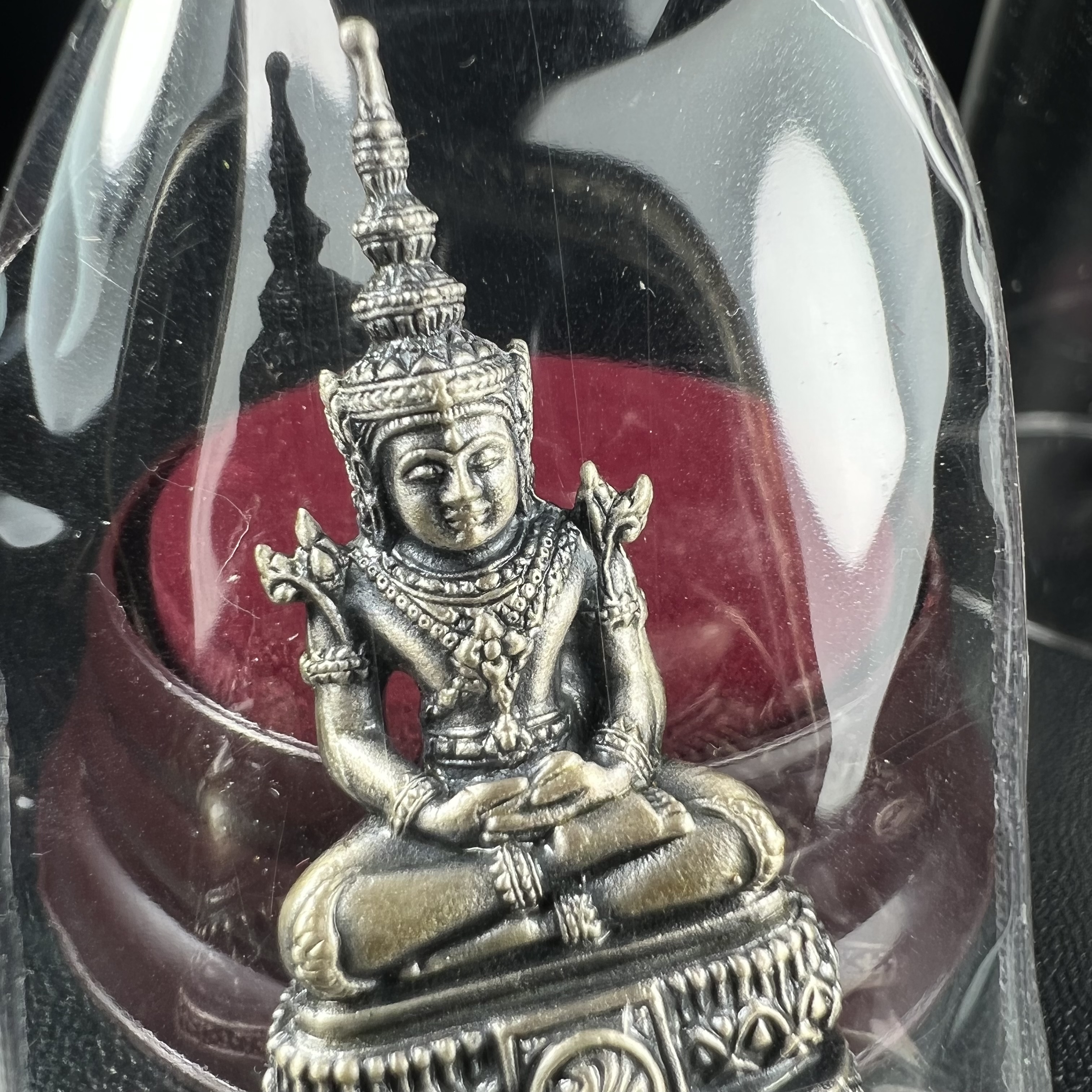 พระแก้วมรกต ภปร.(รุ่นแรก) ปี2545 รุ่นฉลองกรุงรัตนโกสินทร์ครบ 220 ปี พิมพ์ลอยองค์ใหญ่ เนื้ออัลปาก้า ชุบเงินลงดำ ขนาด 19*35 มม. พร้อมครอบตั้งโชว์เดิม องค์พระซีนซองเดิม สวยครบสมบูรณ์