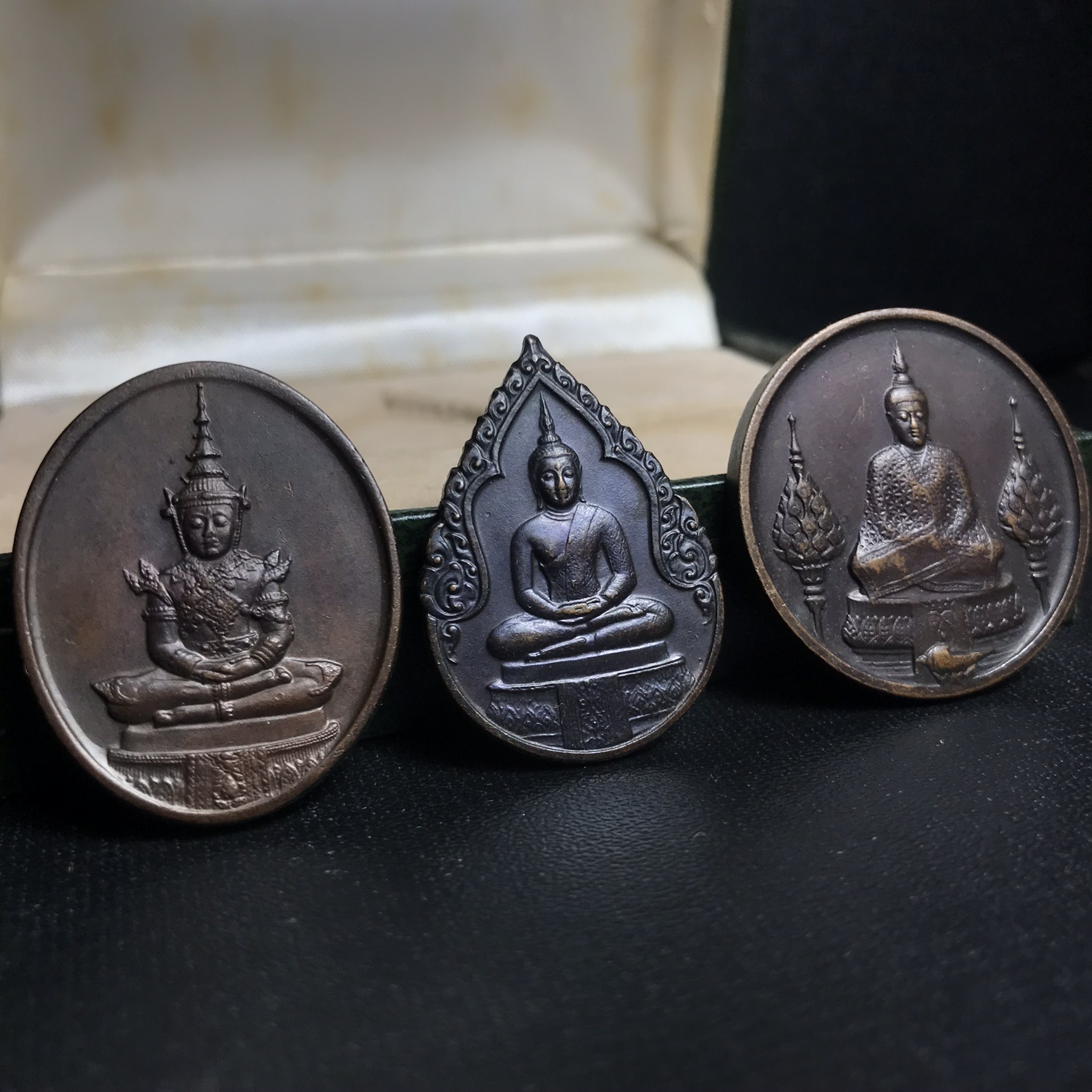 เหรียญพระแก้วมรกตหลัง ภปร ฉลองกรุงรัตนโกสินทร์ครบ 200 ปี พ.ศ.2525 เนื้อทองแดงกล่องบรรจุเดิมครบ3พิมพ์(บล็อกพระราชศรัธา)(ในหลวงรัชกาลที่9 เสด็จในพิธี)