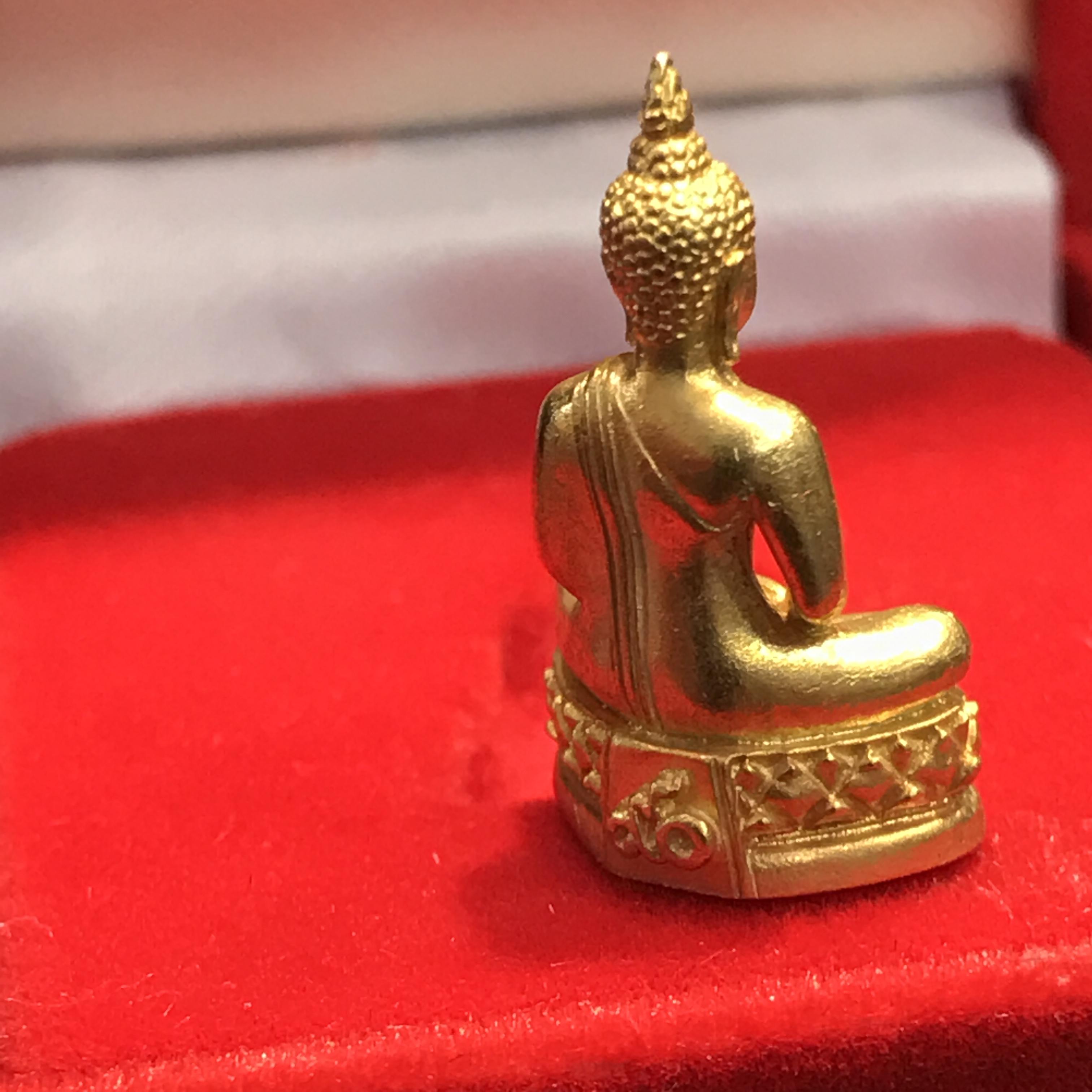 พระเครื่องปางสมาธิ เนื้อทองคำ 90 พรรษาสมเด็จย่า ปี 2533 (ในหลวงรัชกาลที่9เสด็จในพิธี)