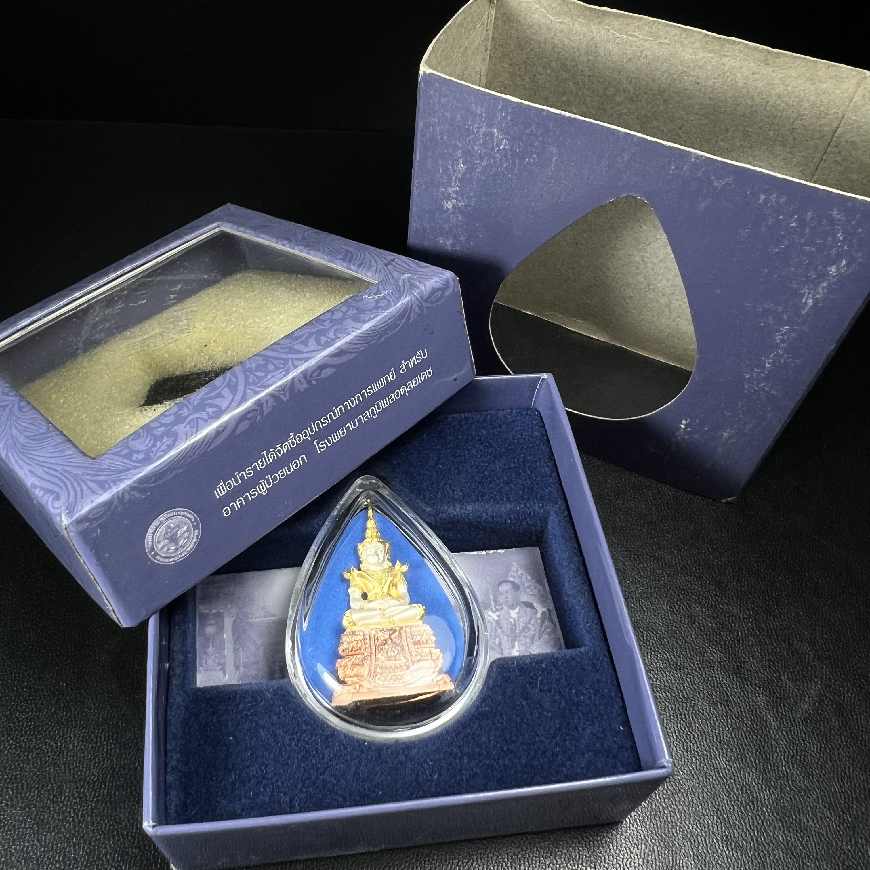 พระแก้วมรกต ภปร. ปี2547 จัดสร้างโดย รพ.ภูมิพลฯ เนื้อเงิน (3 กษัตริย์)ลอยองค์ หน้าตัก 1/2 นิ้ว งดงามทรงคุณค่าอีกหนึ่งรุ่นยอดนิยม หายาก(1ใน3000องค์)