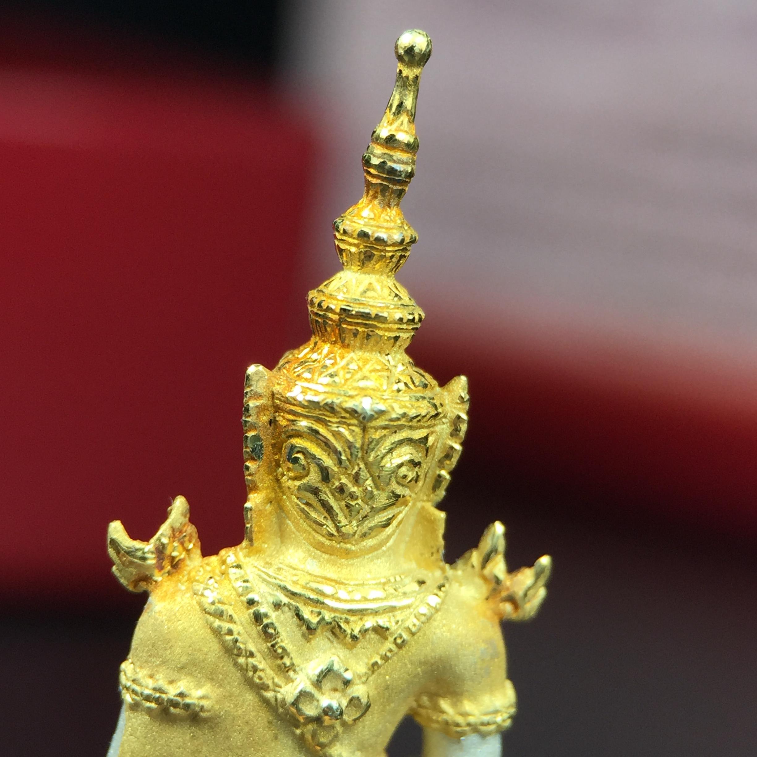 พระแก้วมรกต ภปร.(รุ่นแรก) ปี2545 รุ่นฉลองกรุงรัตนโกสินทร์ครบ 220 ปี พิมพ์ลอยองค์ใหญ่ เนื้อเงินบริสุทธิ์ 92.5% (สามกษัตริย์) ขนาด 19*35 มม. พร้อมกล่องบรรจุดิม สวยครบสมบูรณ์