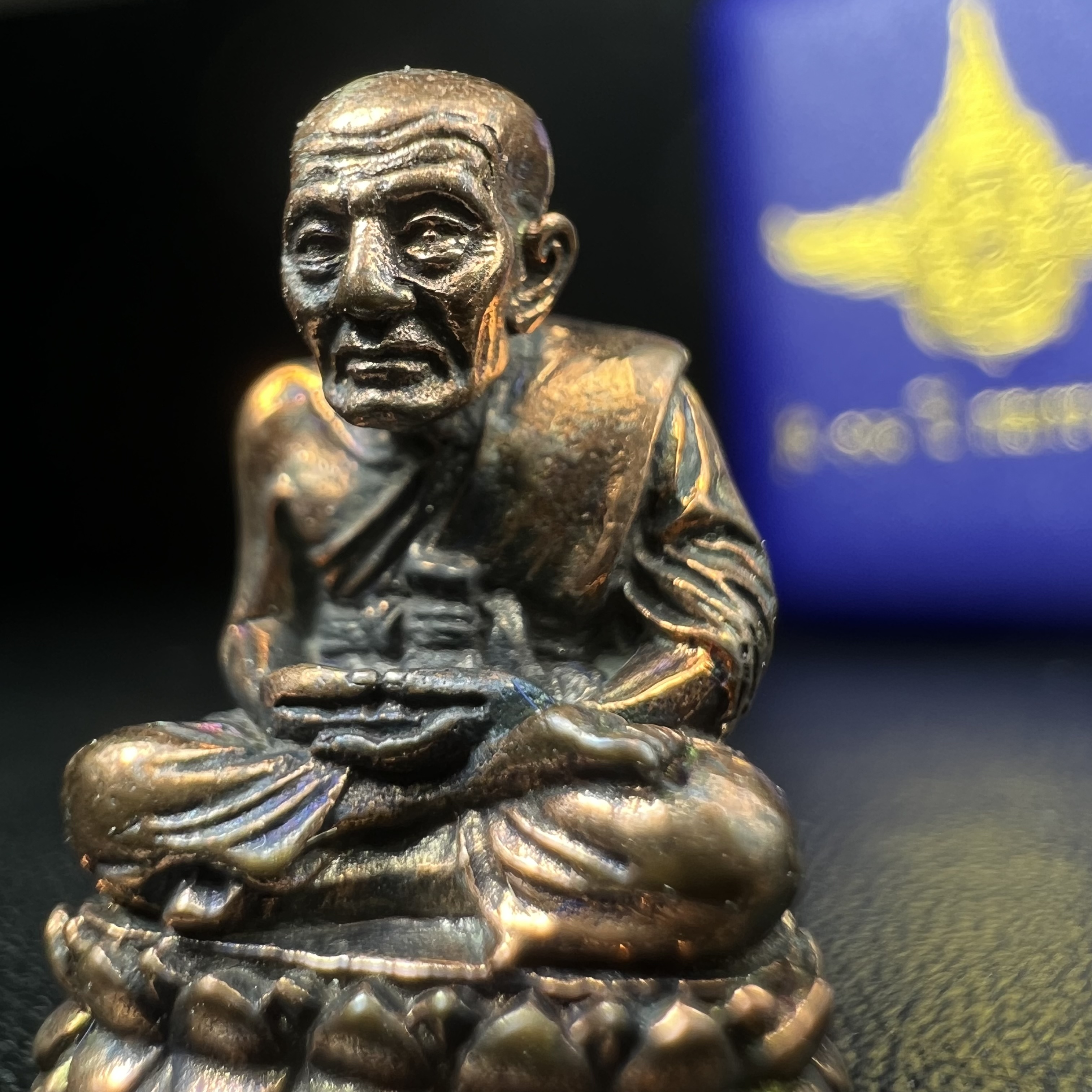 รูปเหมือนหล่อลอยองค์หลวงปู่ทวด รุ่น 111ปี กระทรวงกลาโหม เนื้อนวโลหะรมดำ-ปัดเงา ปี2540 พิธีใหญ่ เข้มขลัง นิยม พร้อมกล่องบรรจุเดิม(คัดสภาพสวยผิวเทพๆผิวรุ้งๆ)ทั้งพิธีทั้งพุทธศิลป์ทรงคุณค่าอีกหนึ่งรุ่นยอดนิยม